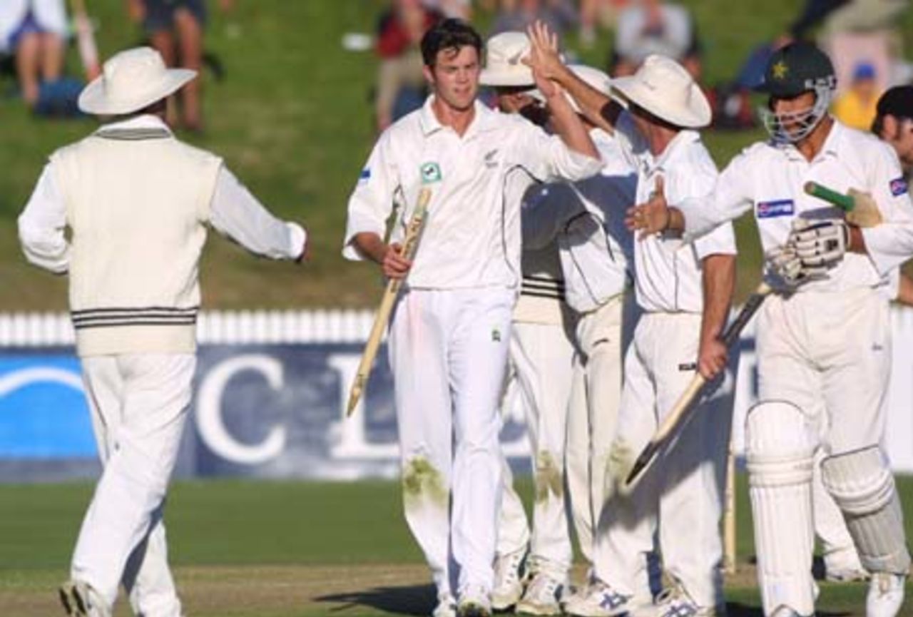 New Zealand medium fast bowler James Franklin collects a souvenir stump and is high-fived by team-mate Mark Richardson, after taking the final Pakistan wicket of Mohammad Akram, caught and bowled for four, to complete an innings and 185 run victory and draw the three-Test series 1-1. Franklin took career-best innings figures of 4-26 from 9.5 overs in a match haul of 5-36 from 15.5 overs. 3rd Test: New Zealand v Pakistan at WestpacTrust Park, Hamilton, 27-31 March 2001 (Day 4).