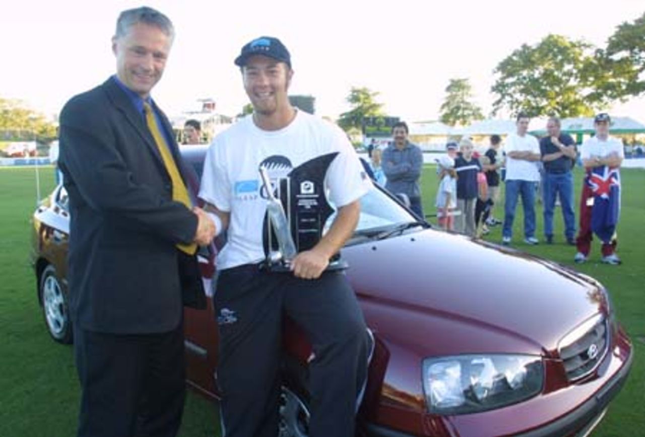 National Bank Cricket Manager Gavin Larsen congratulates New Zealand player Craig McMillan for winning the National Bank International Cricketer of the Year Award. McMillan wins a Hyundai car. The award is based on points accumulated by the best three judged performers in each Test and One-Day International in the National Bank Series in New Zealand against touring sides Zimbabwe, Sri Lanka and Pakistan for the 2000/01 season. 3rd Test: New Zealand v Pakistan at WestpacTrust Park, Hamilton, 27-31 March 2001 (Day 4).