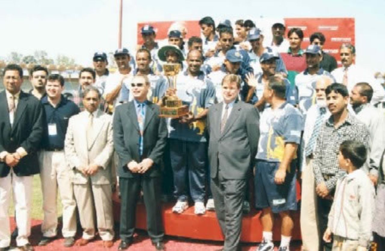 The happy Sri Lanka team after winning the ATC final, Gaddafi Stadium Lahore, 10 Mar 2002