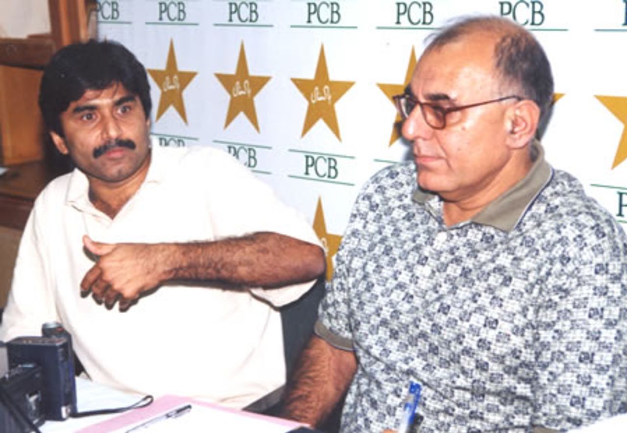 Javed Miandad and Haroon Rashid at press conference, Gaddafi Stadium, 26 March 2003