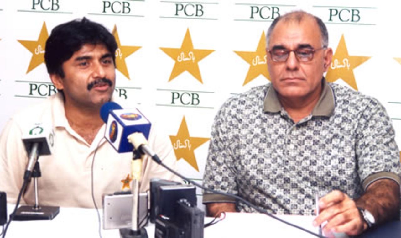 Javed Miandad and Haroon Rashid at press conference, Gaddafi Stadium, 26 March 2003