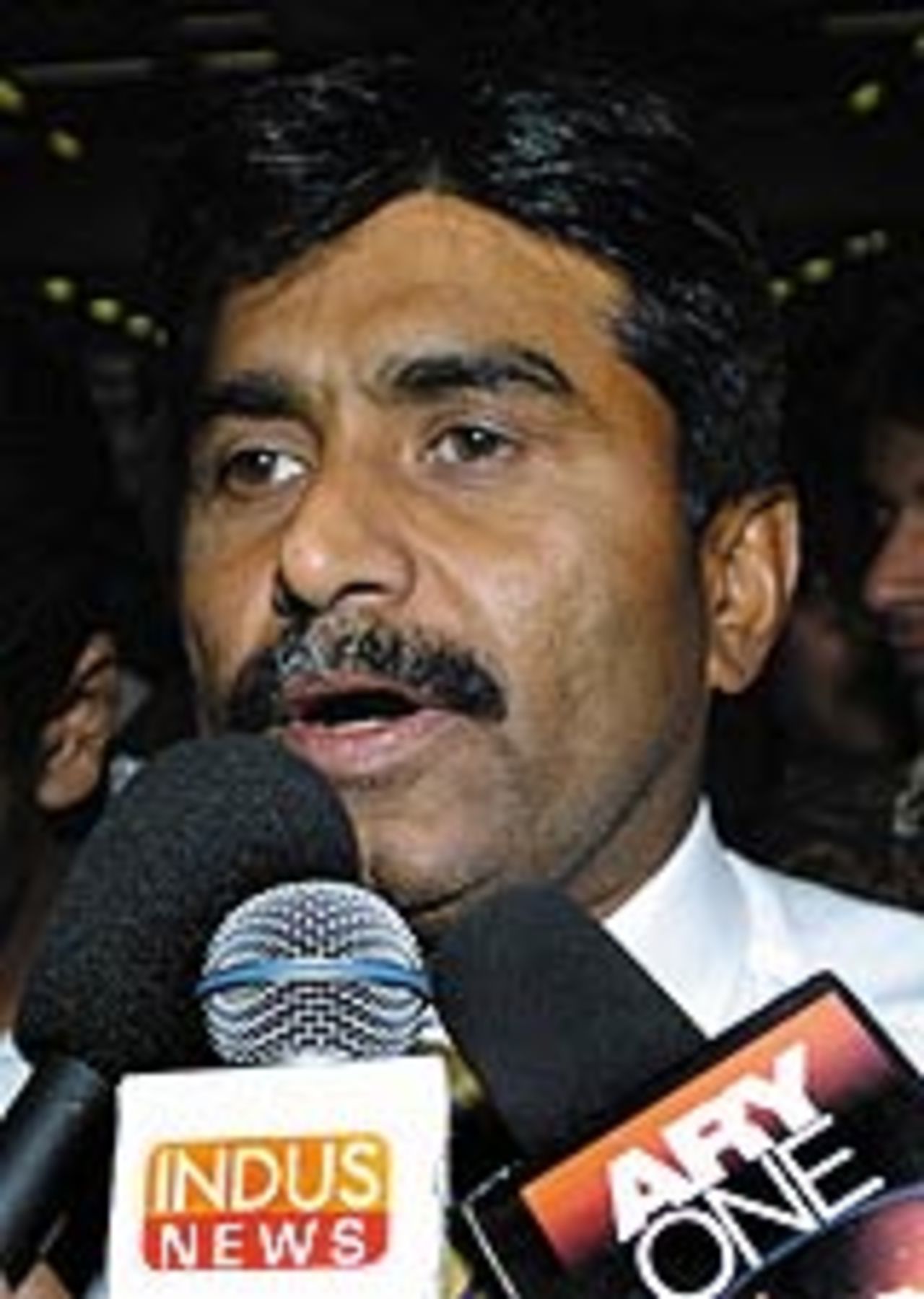 Javed Miandad talks to medias in Karachi International Airport, January 22, 2004