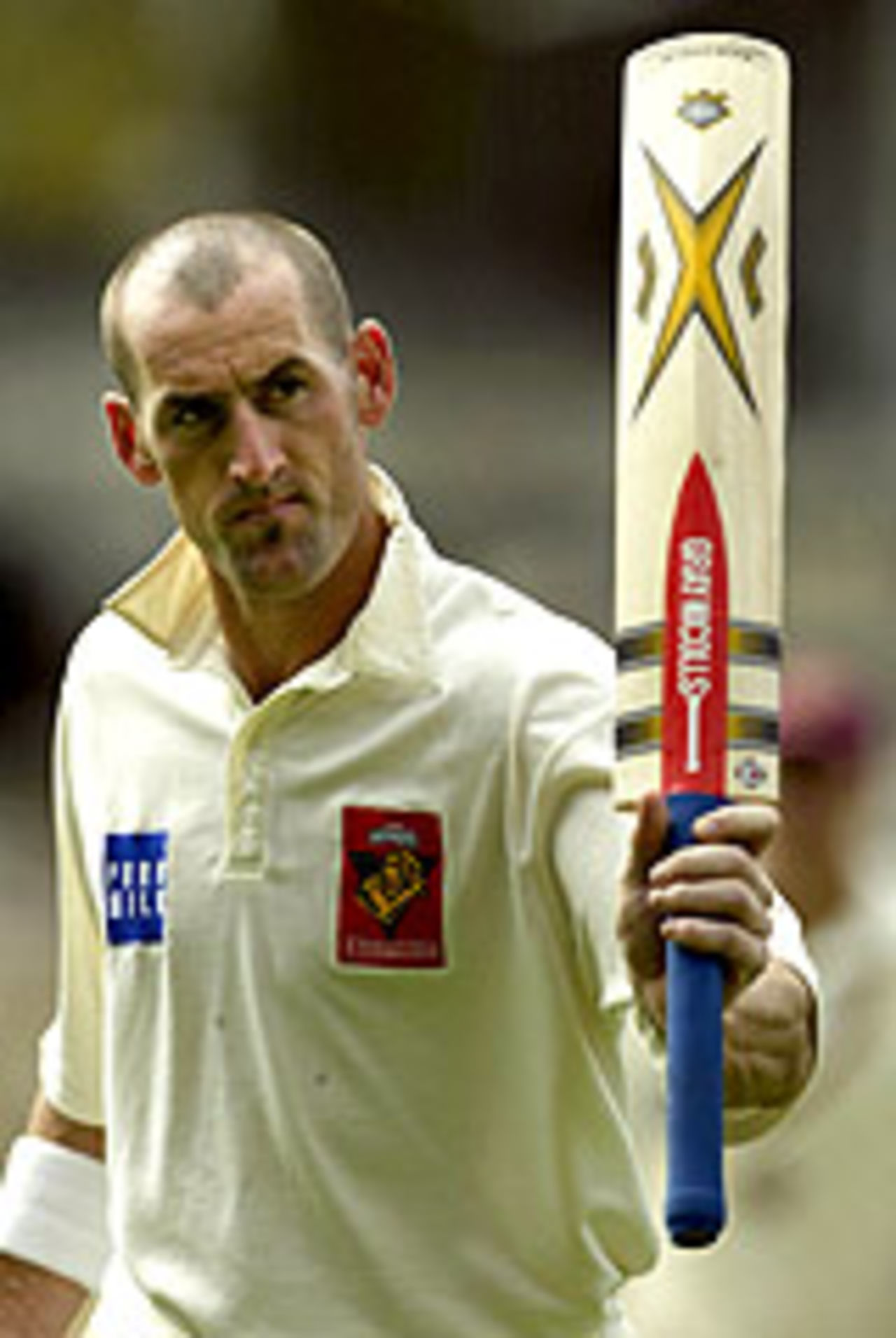 Matthew Elliott raises his bat as he walks off the ground at the end of the first day, Victoria v Queensland, Pura Cup final, Melbourne, 1st day, March 12, 2004