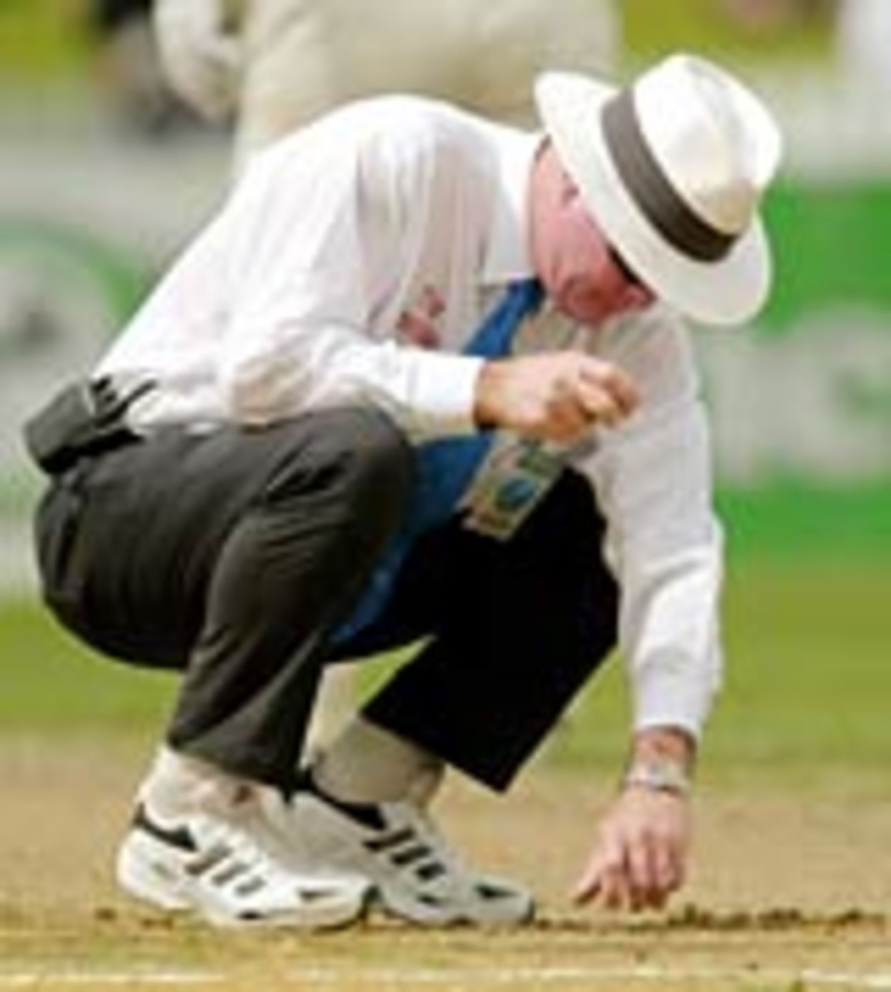 Russell Tiffin inspects the deteriorating pitch, New Zealand v South Africa, Hamilton, 1st Test, March 13, 2004