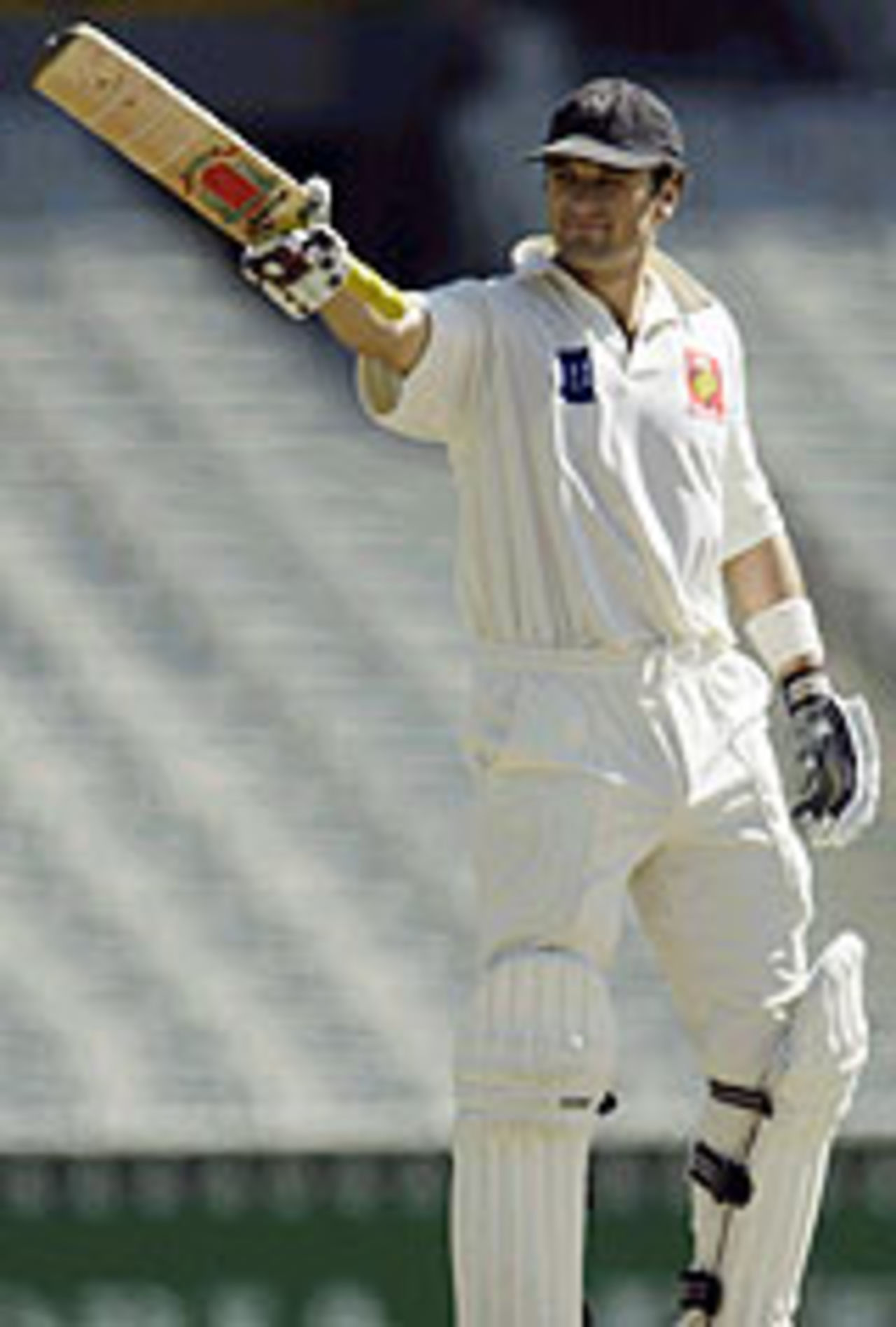 Jonathon Moss acknowledges the applause for his 50, Victoria v Queensland, Pura Cup final, 2nd day, March 13, 2003