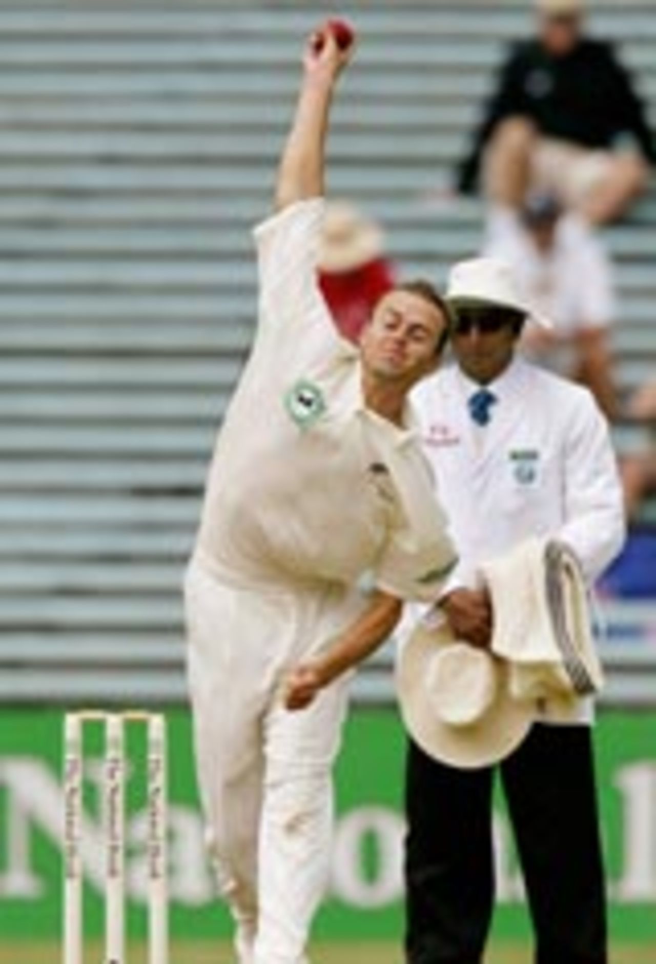 Chris Martin bowling, New Zealand v South Africa, 2nd Test, Auckland, 2nd day, March 19th, 2004