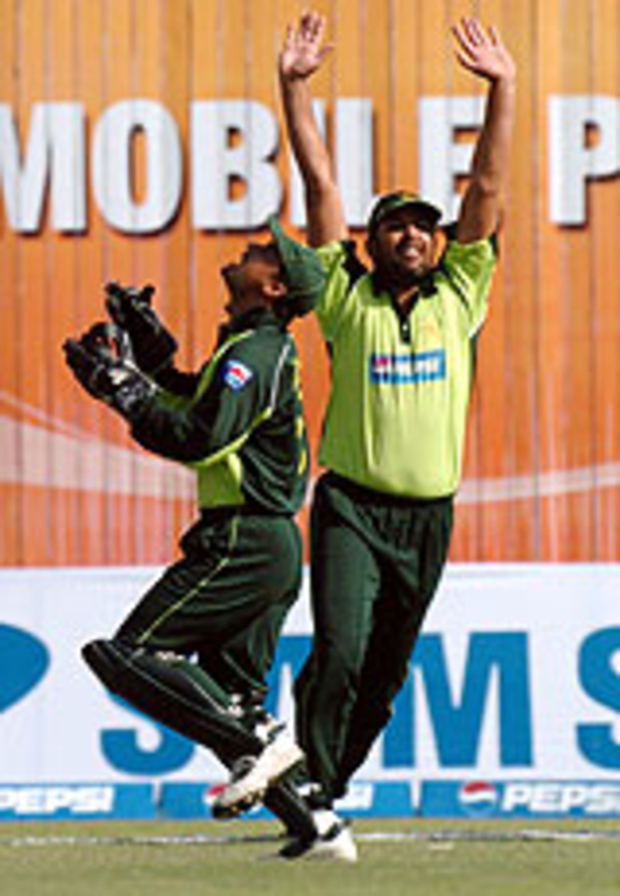 Inzamam-ul-Haq and Moin Khan rejoice after Tendulkar is out, Pakistan v India, 3rd ODI, Peshawar, March 19