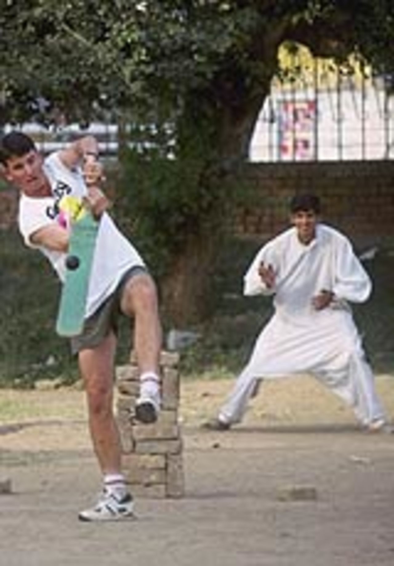 Damien Fleming plays street cricket in Pakistan, October 1, 1994