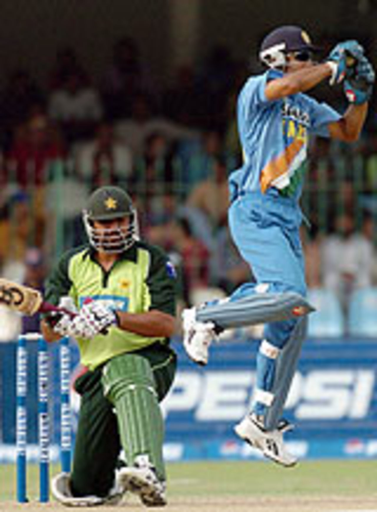 Inzamam-ul-Haq and Rahul Dravid on the job, Pakistan v India, 4th ODI, Lahore, March 21, 2004