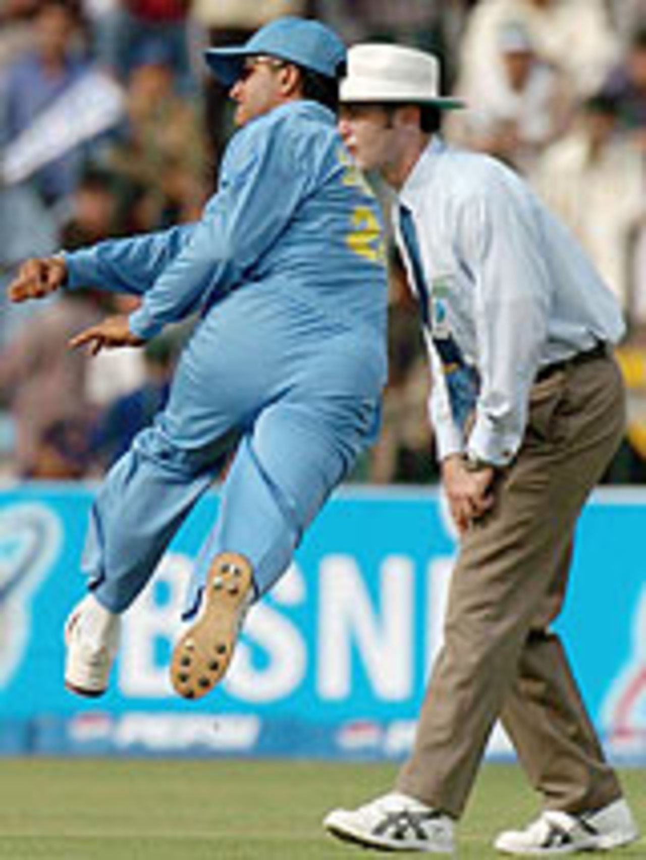 Sourav Ganguly attempts a run-out as Simon Taufel watches, Pakistan v India, 4th ODI, Lahore, March 21, 2004