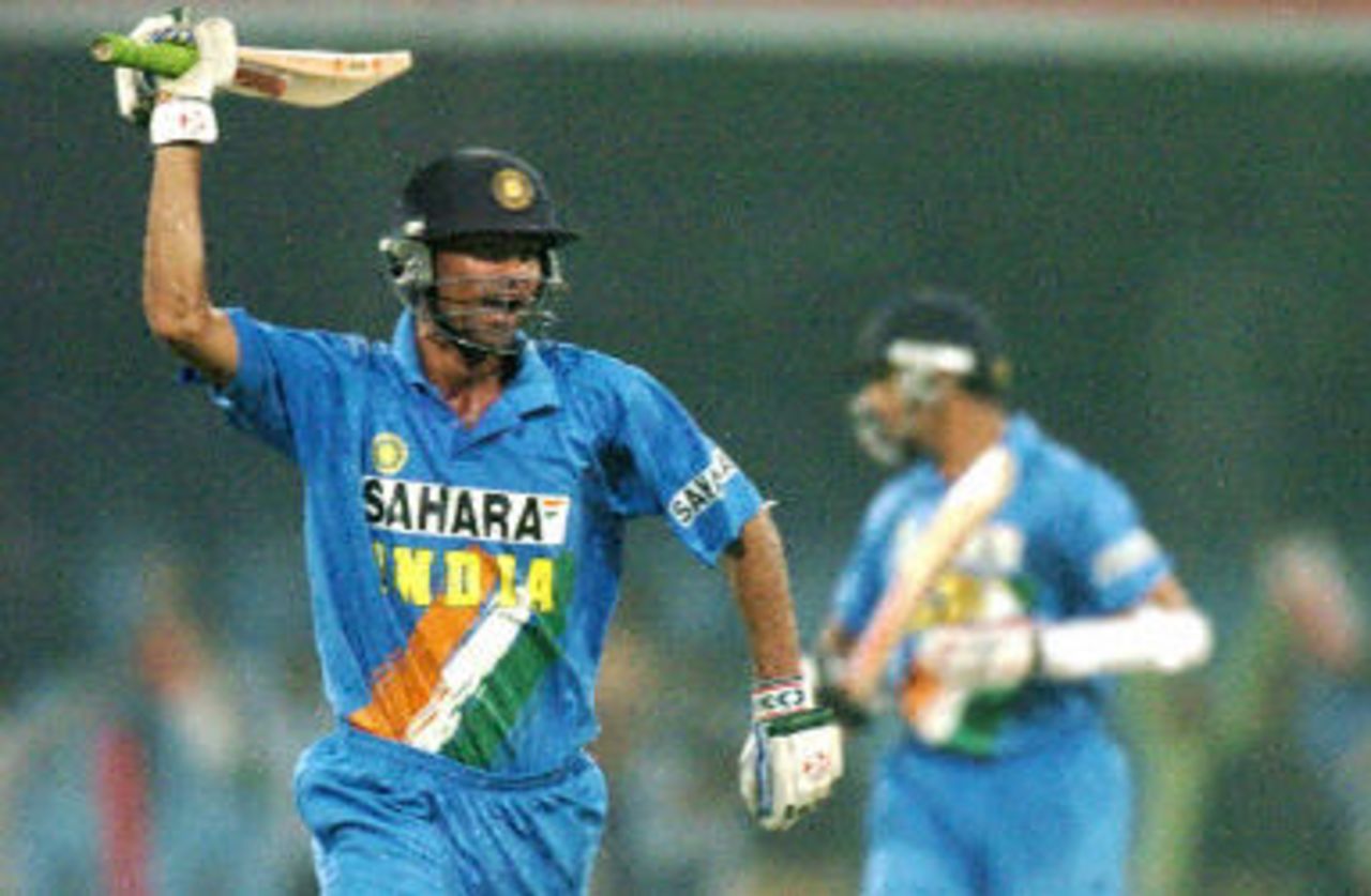 Mohammed Kaif  celebrates after took India to victory along with Rahul Dravid