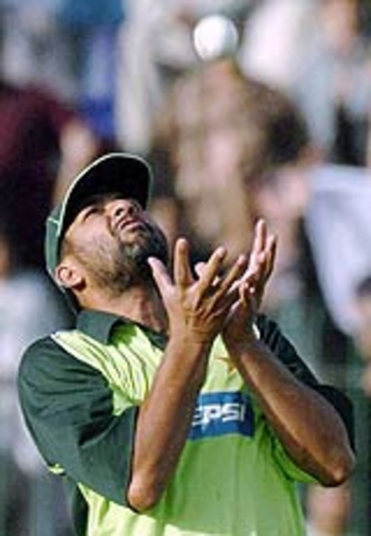 Inzamam-ul-Haq about to take a catch, Pakistan v India, 5th ODI, Lahore, March 24, 2004