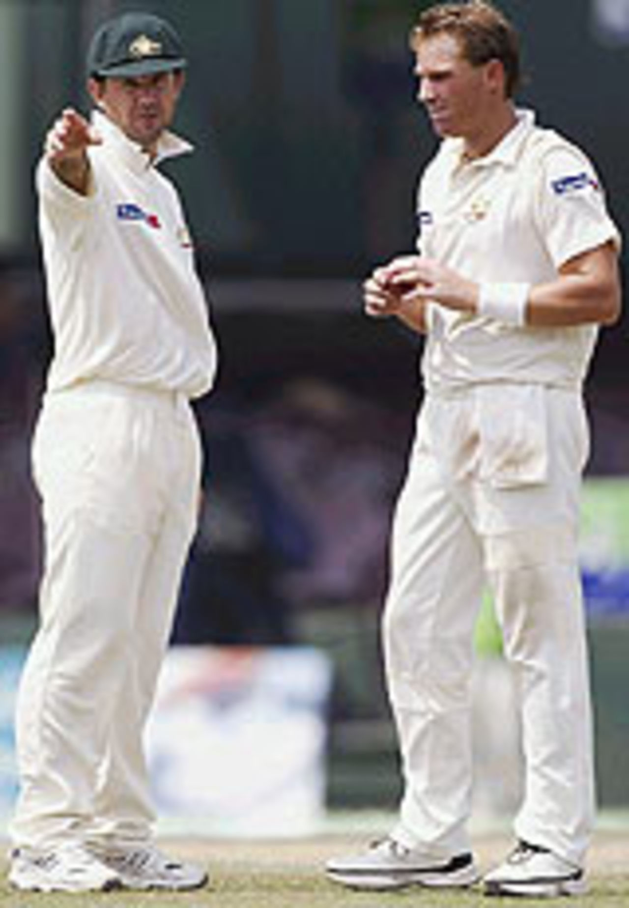 Ricky Ponting and Shane Warne discuss field placings, Sri Lanka v Australia, 3rd Test, Colombo, 2nd day, March 25, 2004