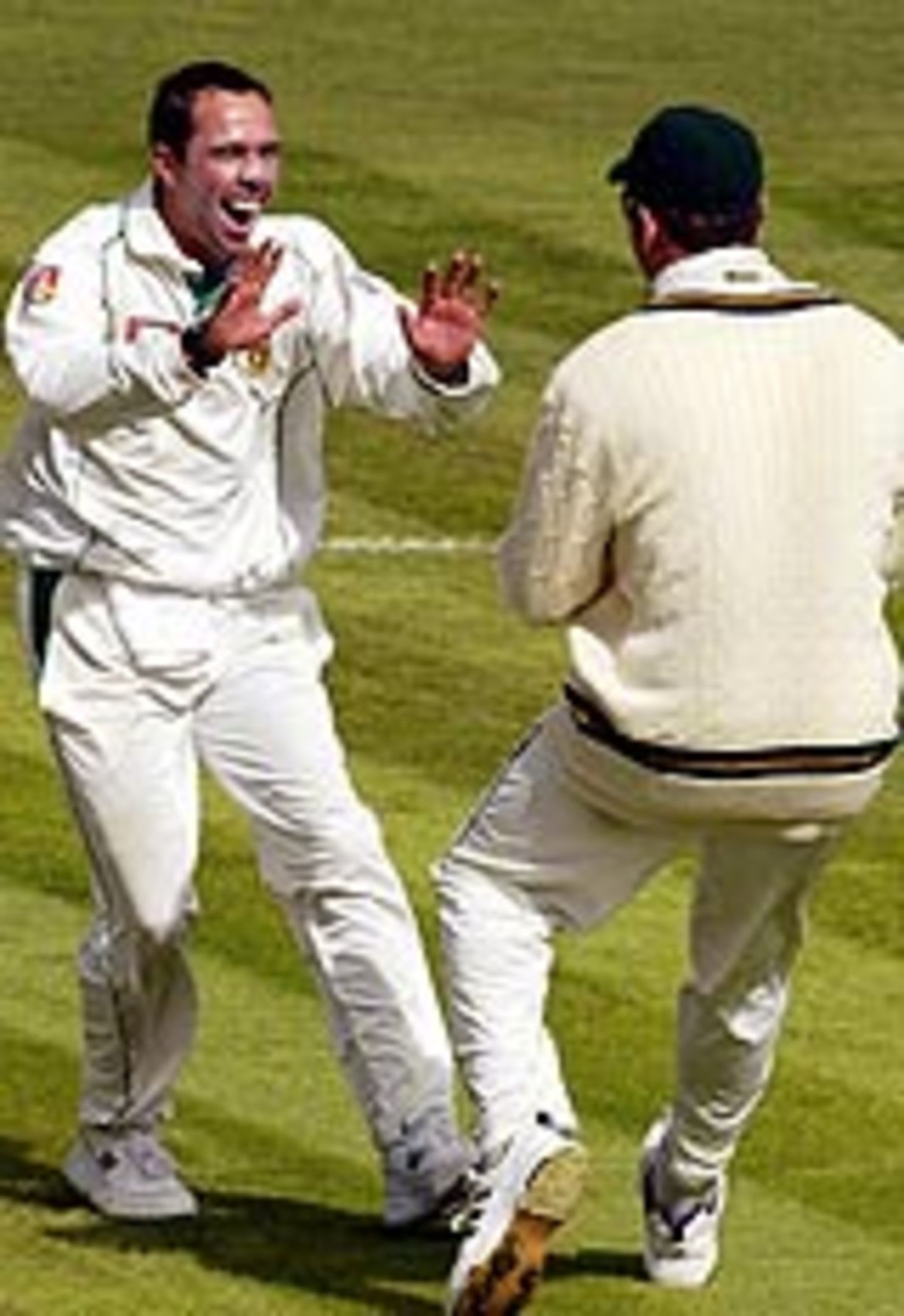 Nicky Boje and Graeme Smith celebrate the wicket of Stephen Fleming, New Zealand v South Africa, 3rd Test, Wellington, 1st day