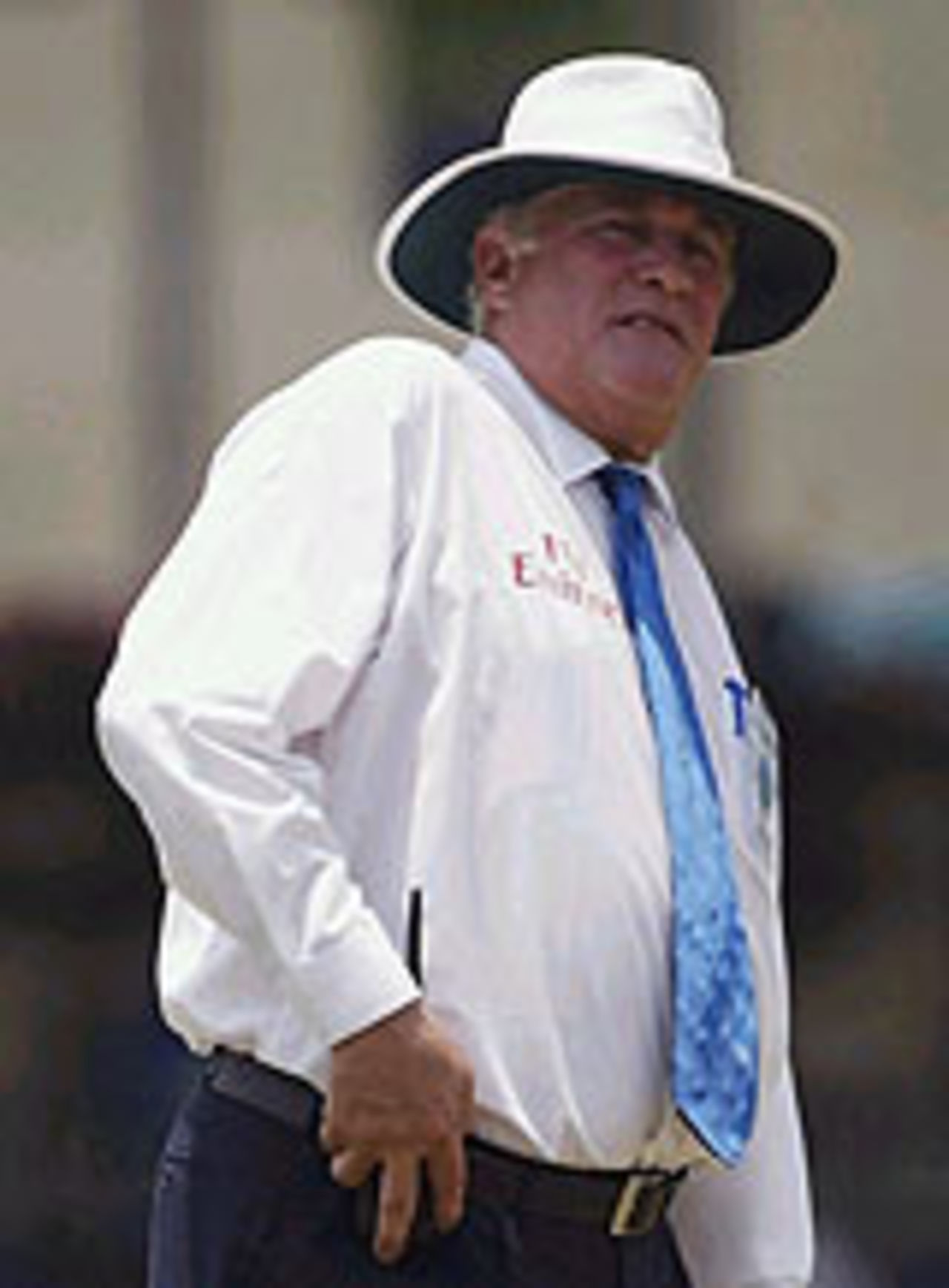 Dave Orchard pulls up his pants, Sri Lanka v Australia, 3rd Test, Colombo, 3rd day, March 26, 2004
