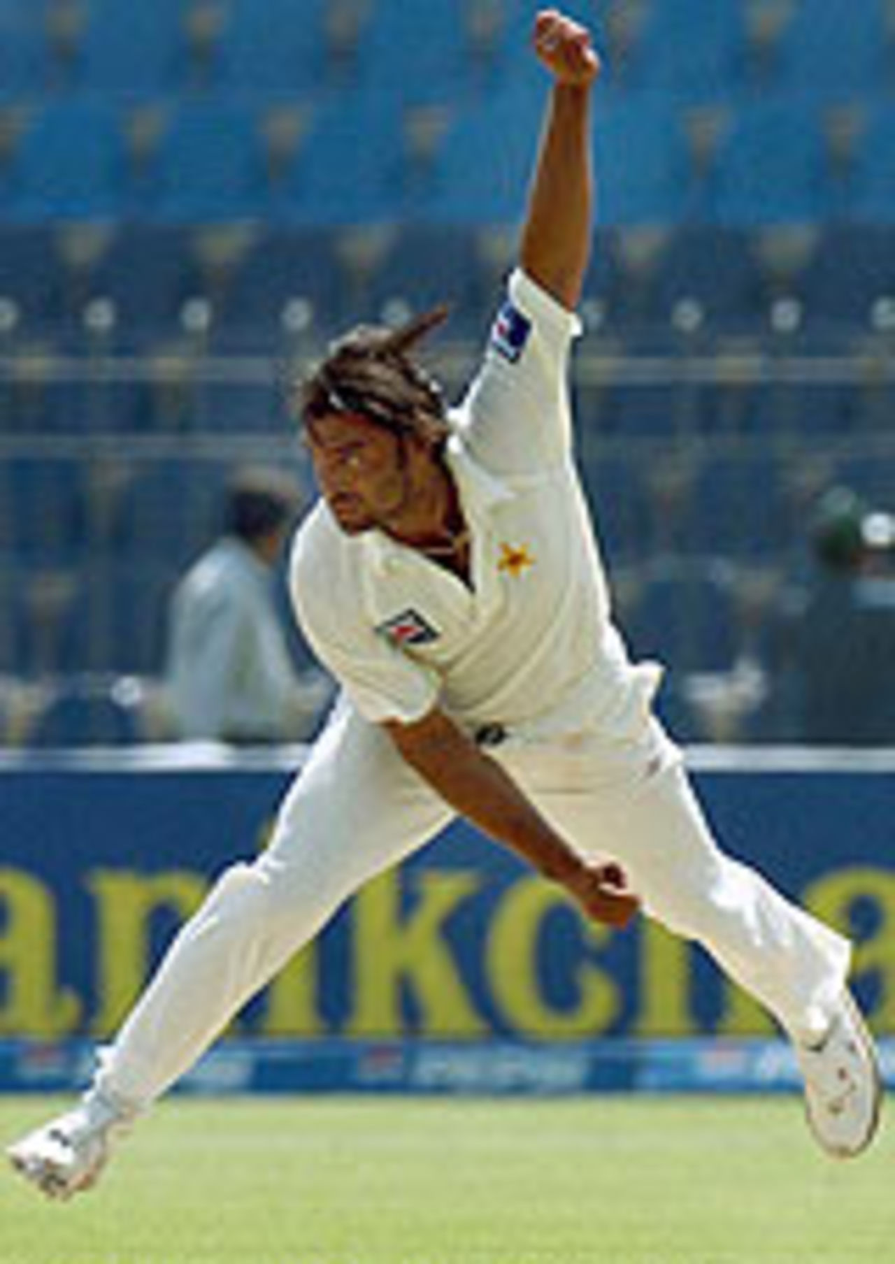 Shoaib Akhtar in action, Pakistan v India, 1st Test, Multan, 2nd day, March 29, 2004