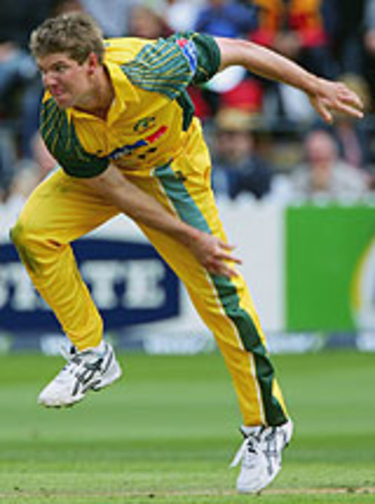 James Hopes delivers, New Zealand v Australia, 4th ODI, Wellington, March 1, 2005