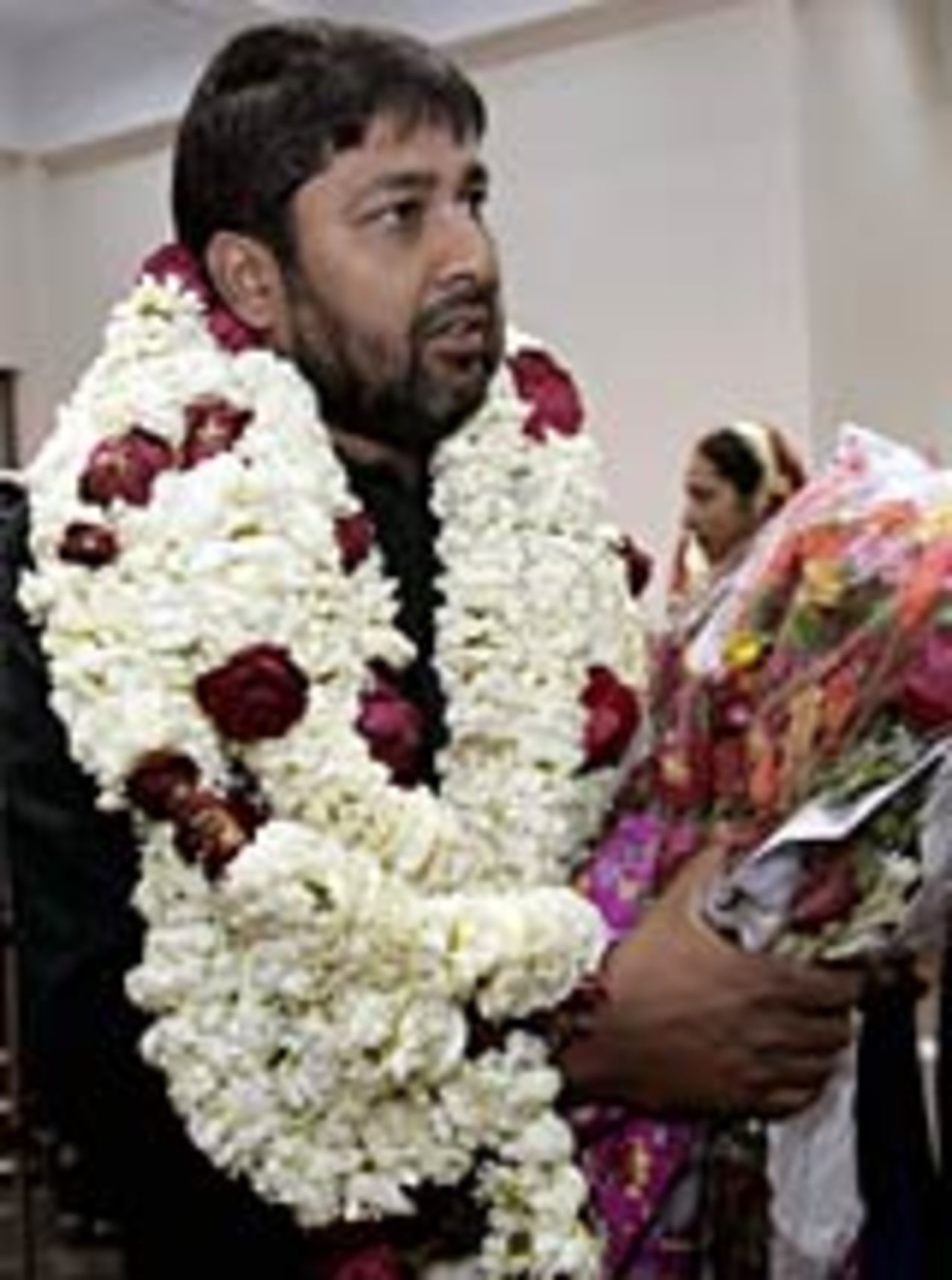 Inzamam-ul-Haq is covered with garlands on his arrival at Dharamshala, March 1, 2005