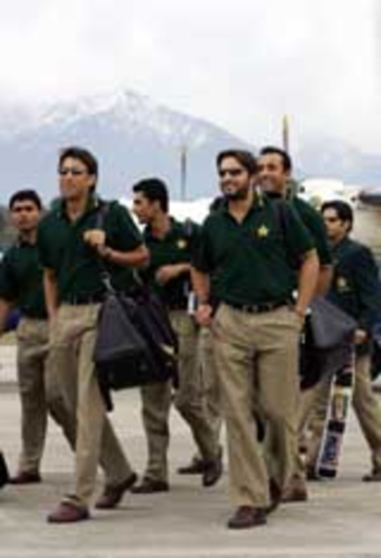 Pakistan's cricketers arrive at the mountain town of Dharamshala, March 1, 2005
