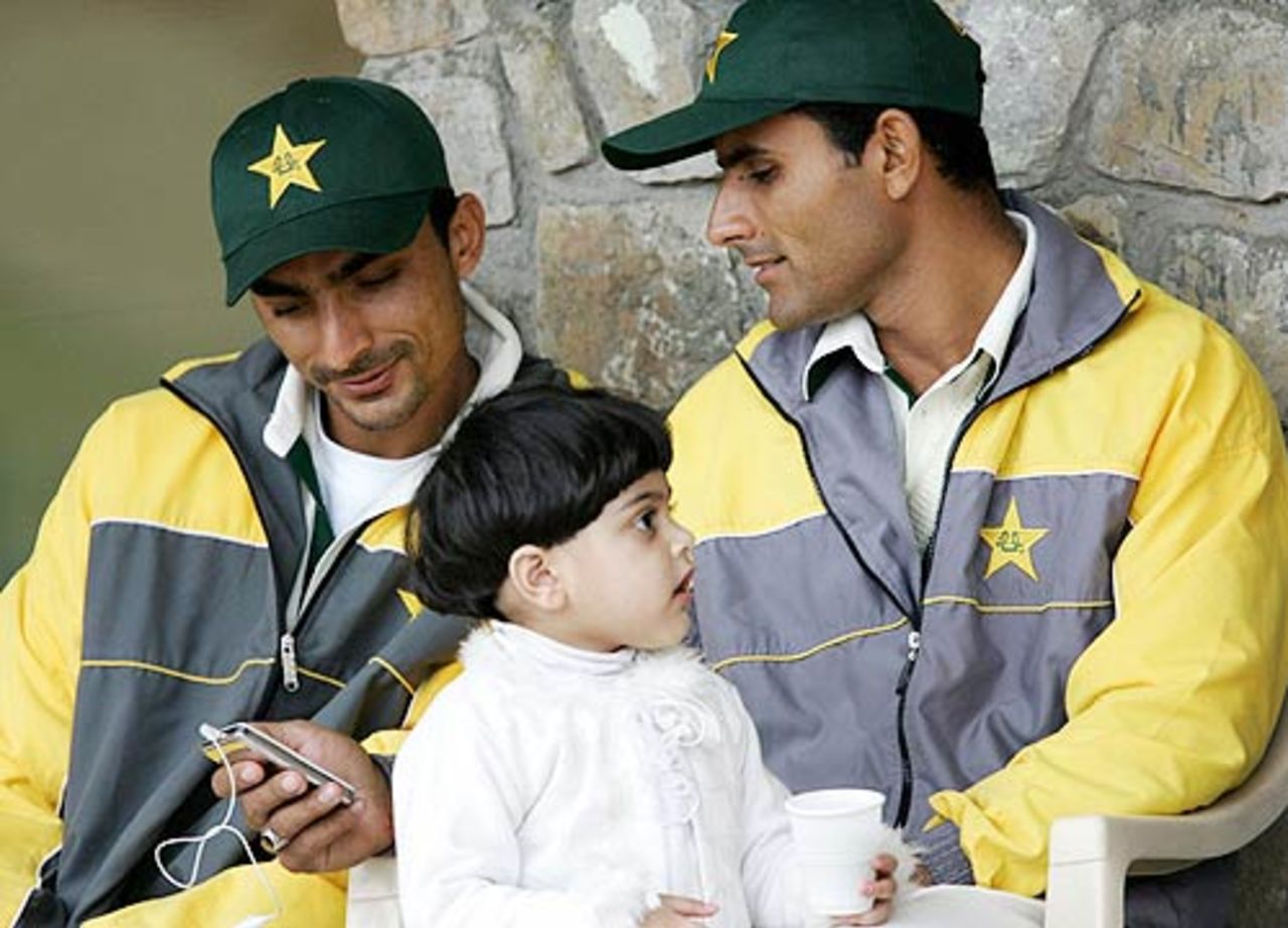 Abdul Razzaq with his daughter Ammna and Yasir Hameed, Indians BP XI v Pakistanis, Dharamshala, March 4, 2005