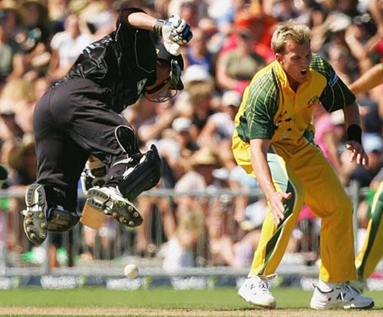 Craig Cumming collides with Brett Lee, New Zealand v Australia, 5th ODI, Napier