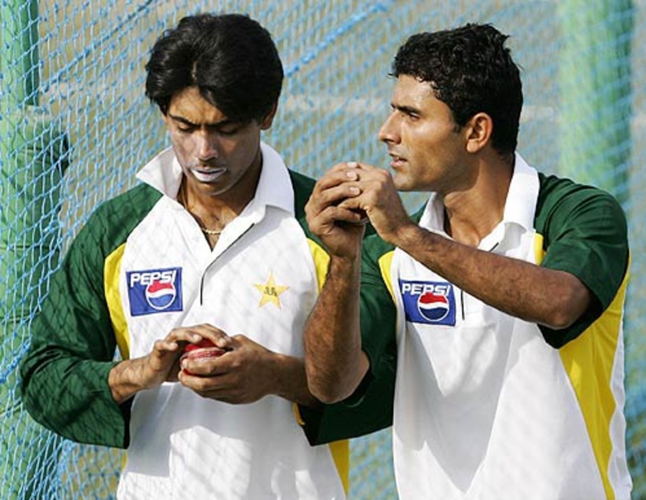 Mohammad Sami, Pakistan's leading pace bowler in Shoaib Akhtar's absence, has a quick word with Abdul Razzaq, one of the key support bowlers, Mohali, March 7, 2005