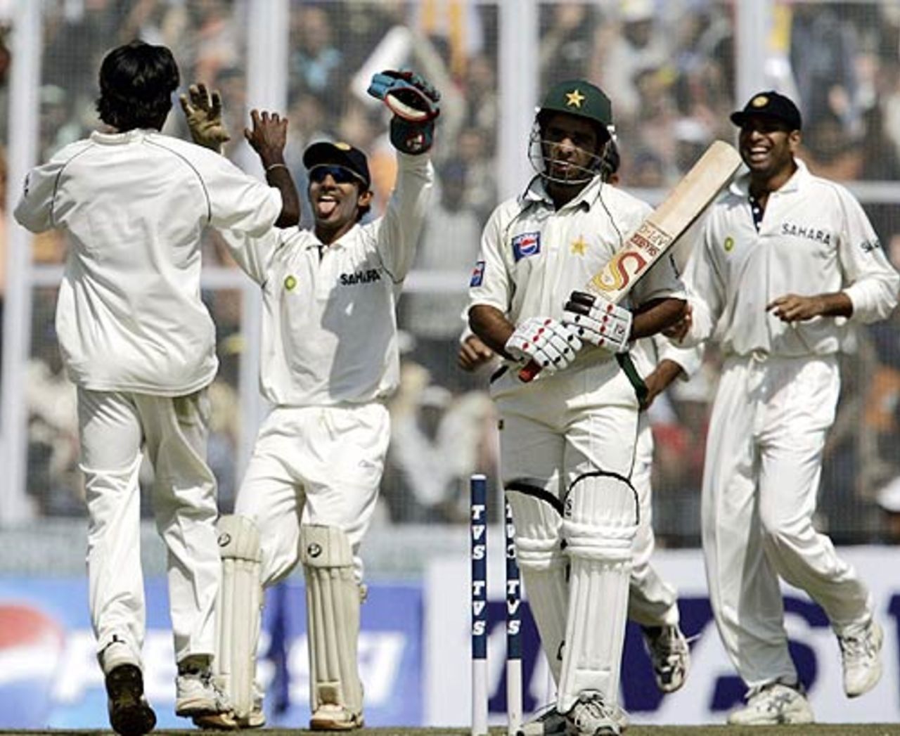 Laxmipathy Balaji celebrates with teammates after dismissing Taufeeq Umar in Mohali, India v Pakistan, March 8, 2005