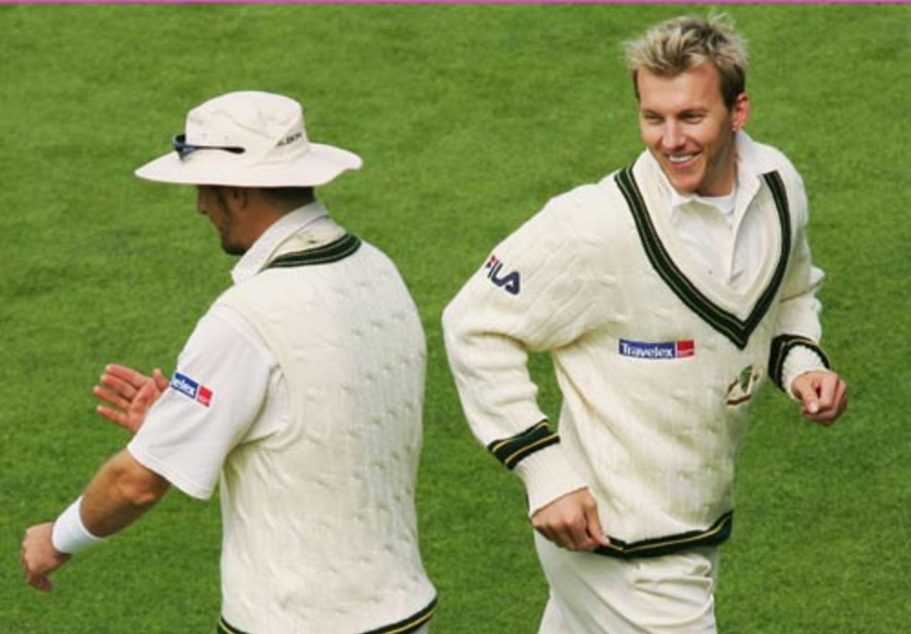 Michael Kasprowicz and Brett Lee jog past each other, New Zealand v Australia, 1st Test, Christchurch, March 10, 2005