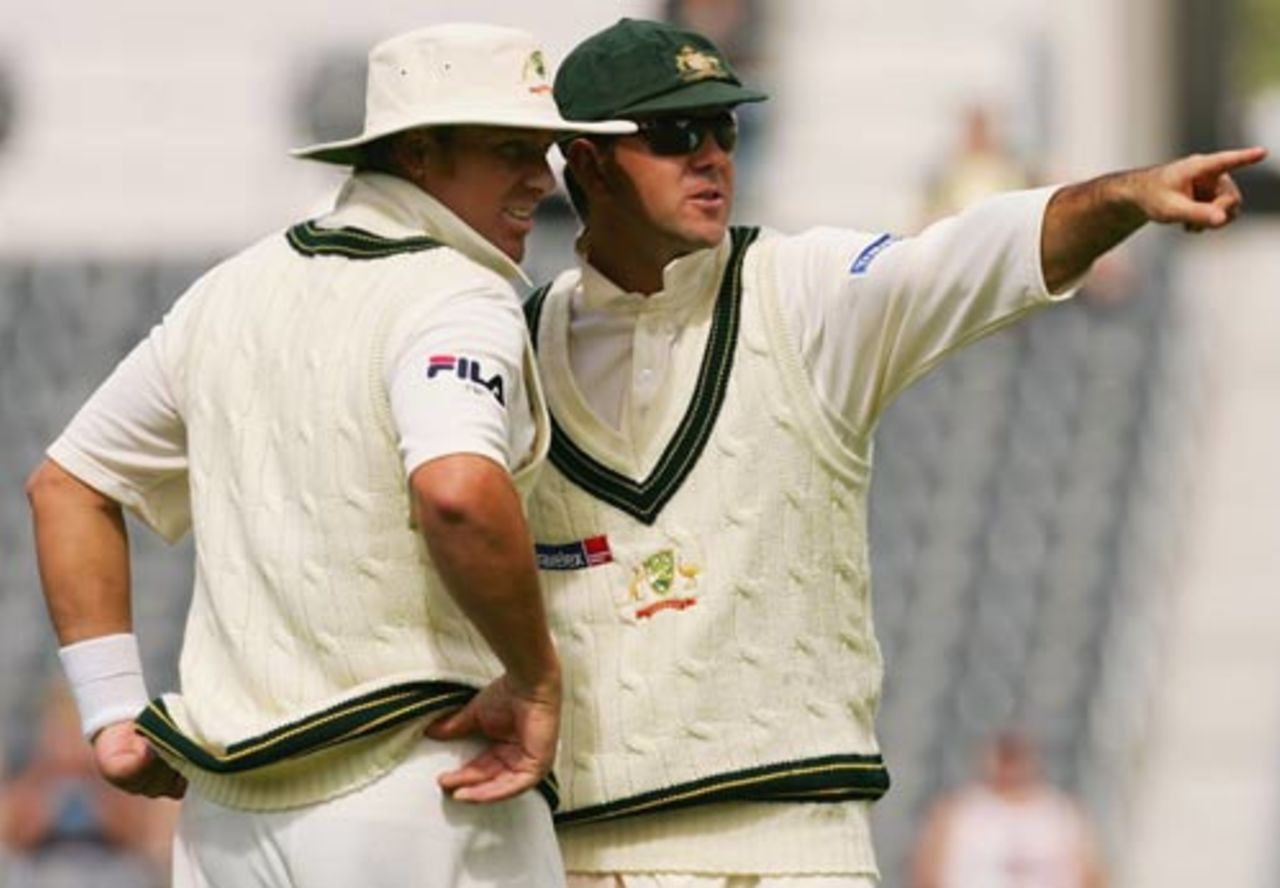 Ricky Ponting and Shane Warne adjust field placements, New Zealand v Australia, 1st Test, Christchurch, March 10, 2005