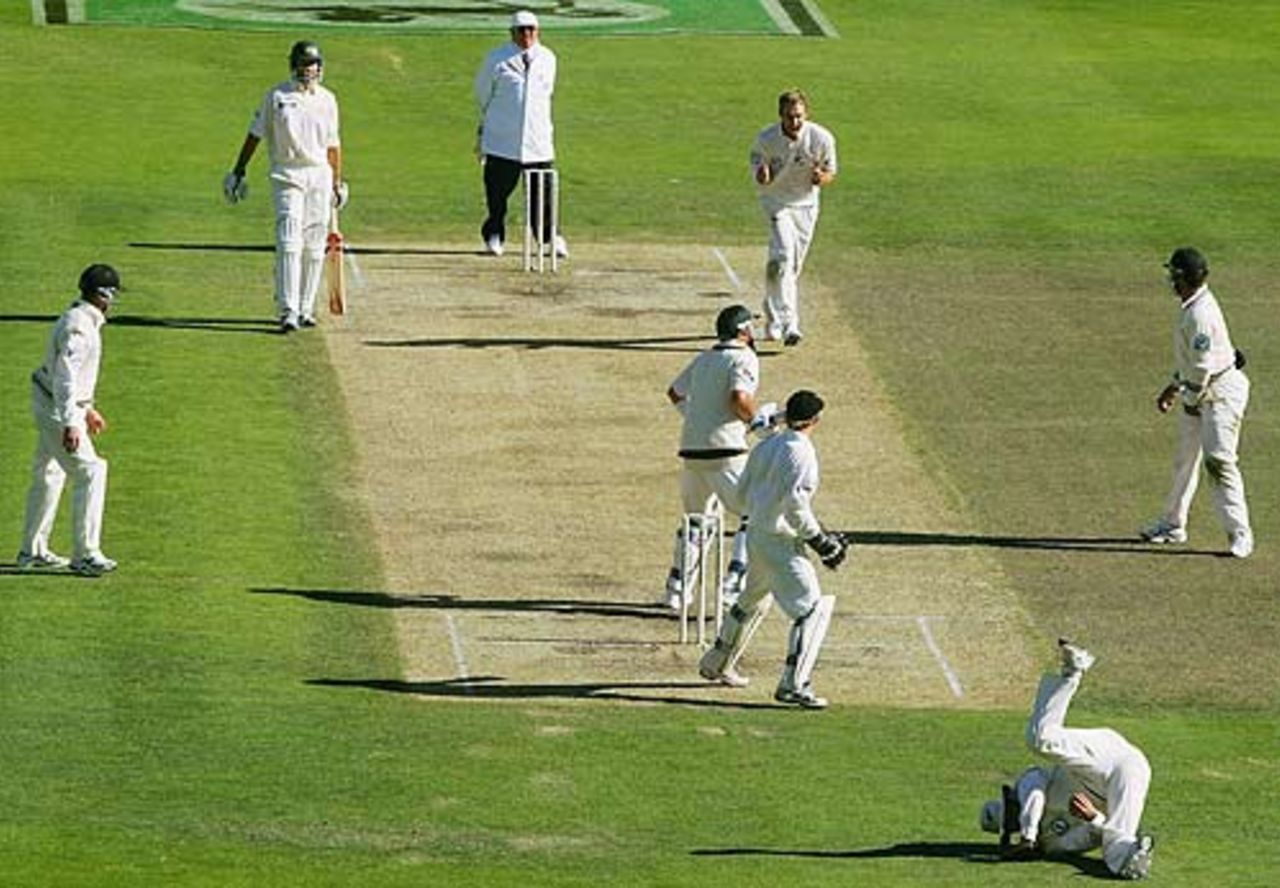 Daniel Vettori gets rid of Shane Warne, New Zealand v Australia, 1st Test, Christchurch, March 12, 2005