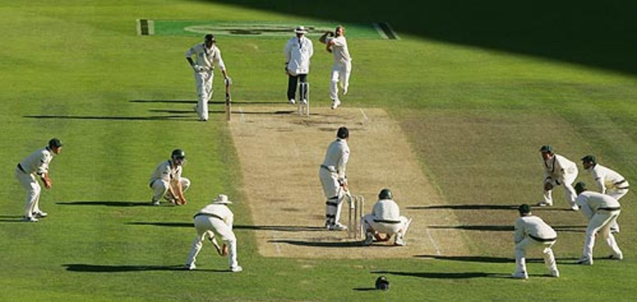 Shane Warne has the batsman surrounded amid fading light, New Zealand v Australia, 1st Test, Christchurch, March 12, 2005