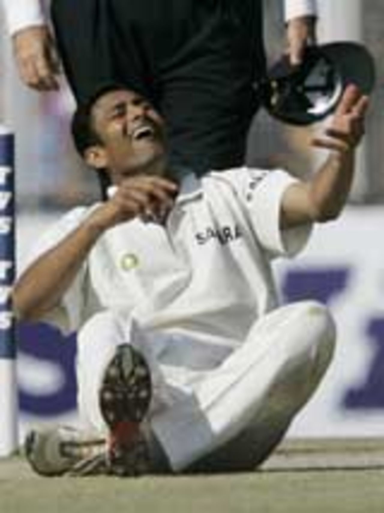 Anil Kumble surprises himself with a stunning catch, India v Pakistan, 1st Test, Mohali, 5th day, March 12, 2005