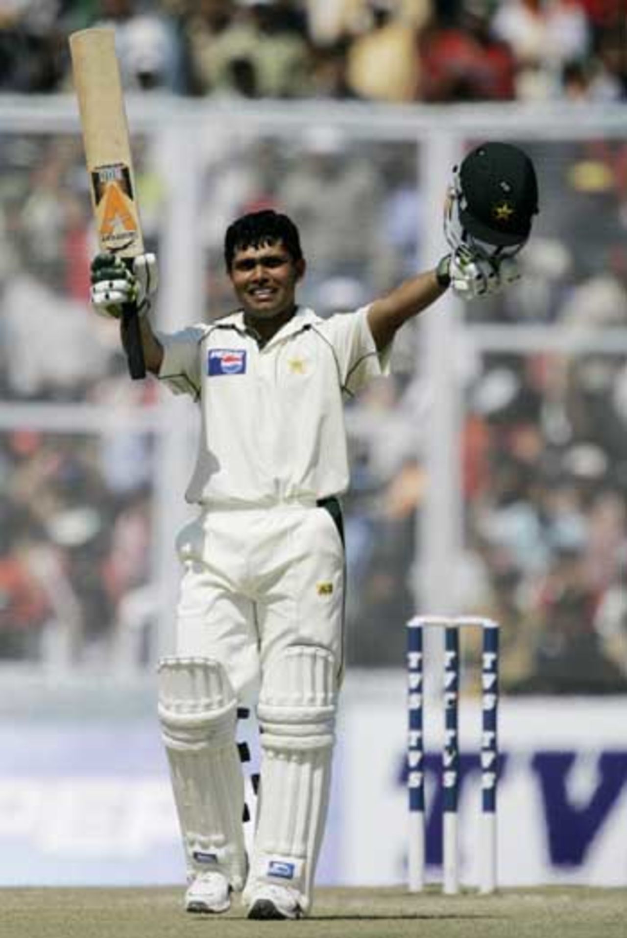 Kamran Akmal's maiden Test hundred could not have come at a better time. And he got a rousing ovation when he reached three figures, India v Pakistan, 1st Test, Mohali, 5th day, March 12, 2005