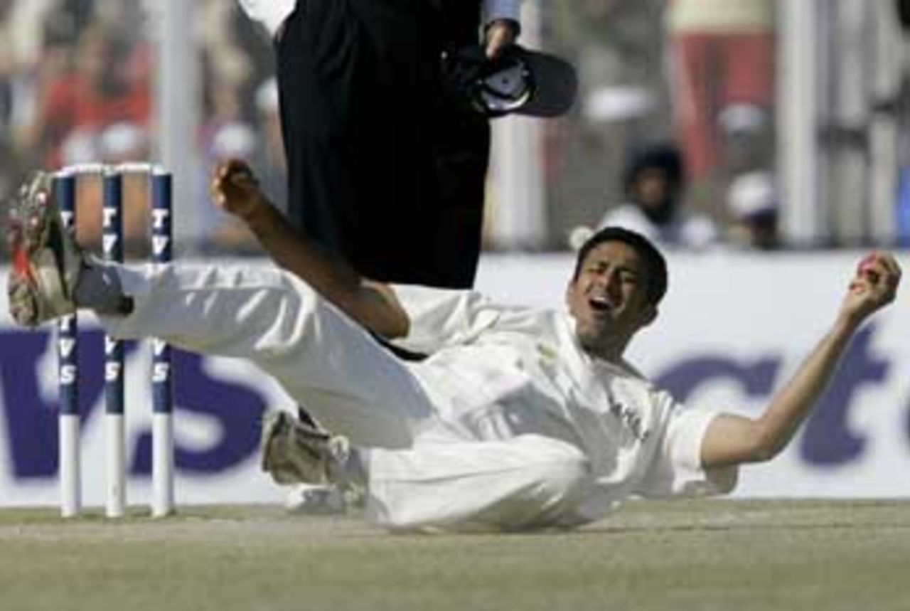 Anil Kumble is not the sort who gives up, and here he pulled off a stunning catch to take his 450th Test wicket, India v Pakistan, 1st Test, Mohali, 5th day, March 12, 2005