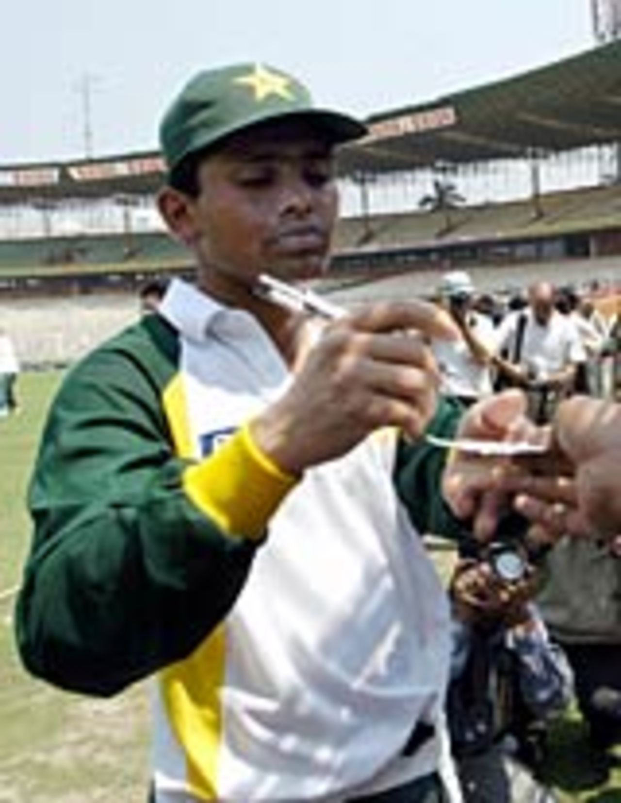 Kamran Akmal signs autographs, Kolkata, March 14, 2005