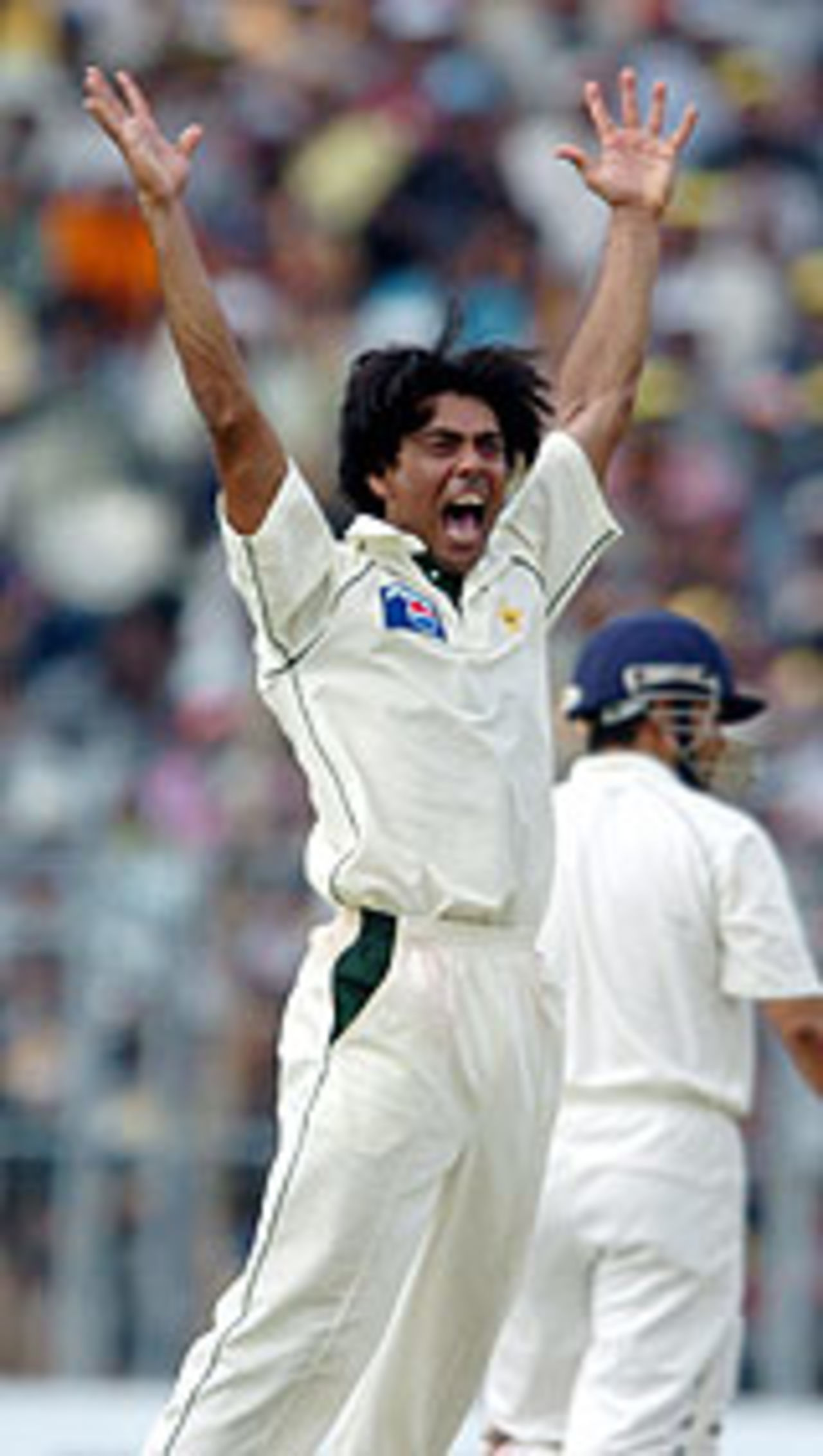 Mohammad Sami appeals for a leg-before decision, India v Pakistan, 2nd Test, Kolkata, March 18, 2005