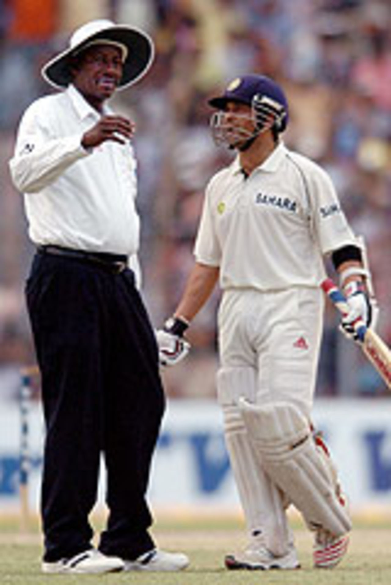 Sachin Tendulkar speaks to Steve bucknor about light, India v Pakistan, 2nd Test, Kolkata, March 18, 2005