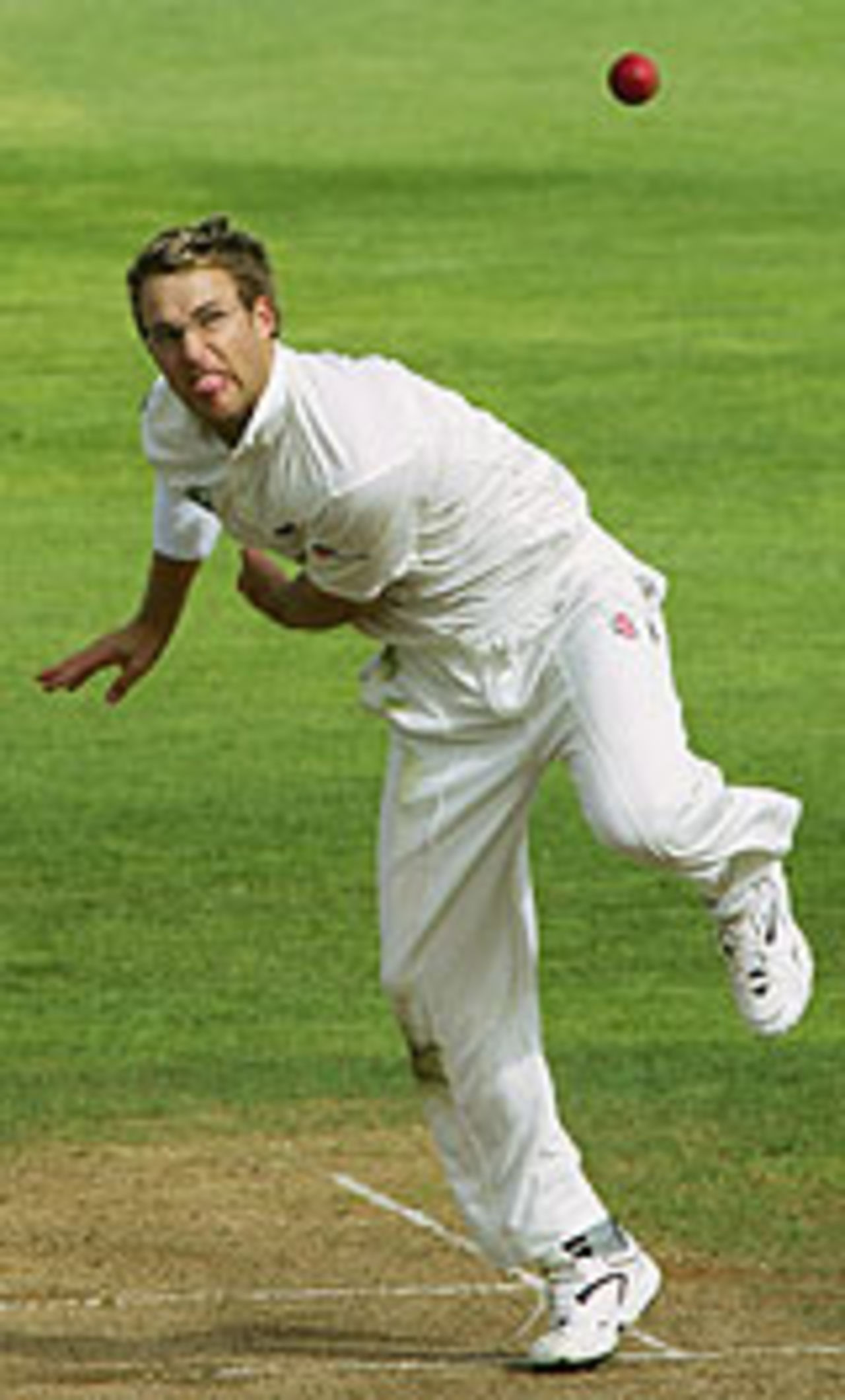Daniel Vettori bowls, New Zealand v Australia, 2nd Test, Wellington, 2nd day, March 19, 2005