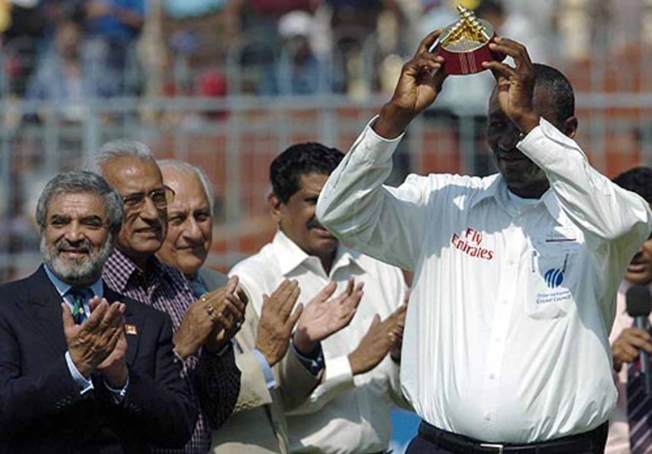 Steve Bucknor was felicitated by members of the ICC for his century, India v Pakistan, 2nd Test, Kolkata, March 18, 2005