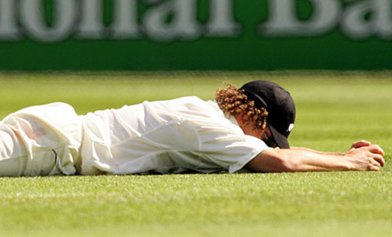 Hamish Marshall shows his frustration after dropping Adam Gilchrist, New Zealand v Australia, 2nd Test, Wellington, 3rd day, March 20, 2005