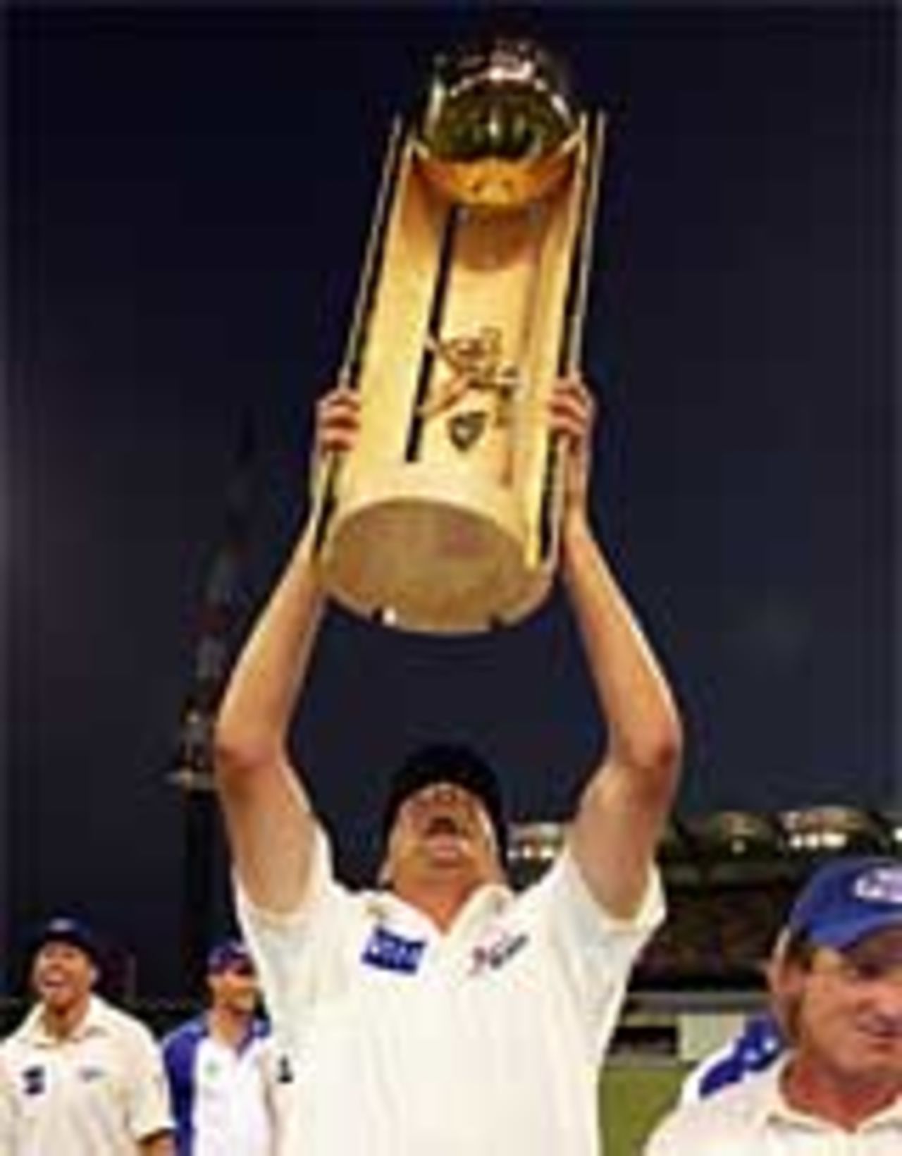 Stuart Clark lifts the Pura Cup, Queensland v New South Wales, Pura Cup Final, Brisbane, 3rd day, March 20, 2005