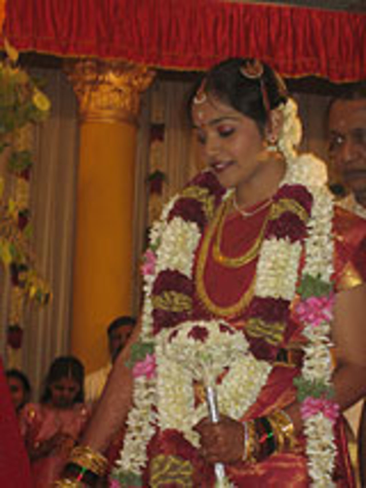 Muttiah Muralitharan marries his bride, Madhimalar Ramamurthy, in a ceremony in Chennai, March 21, 2005