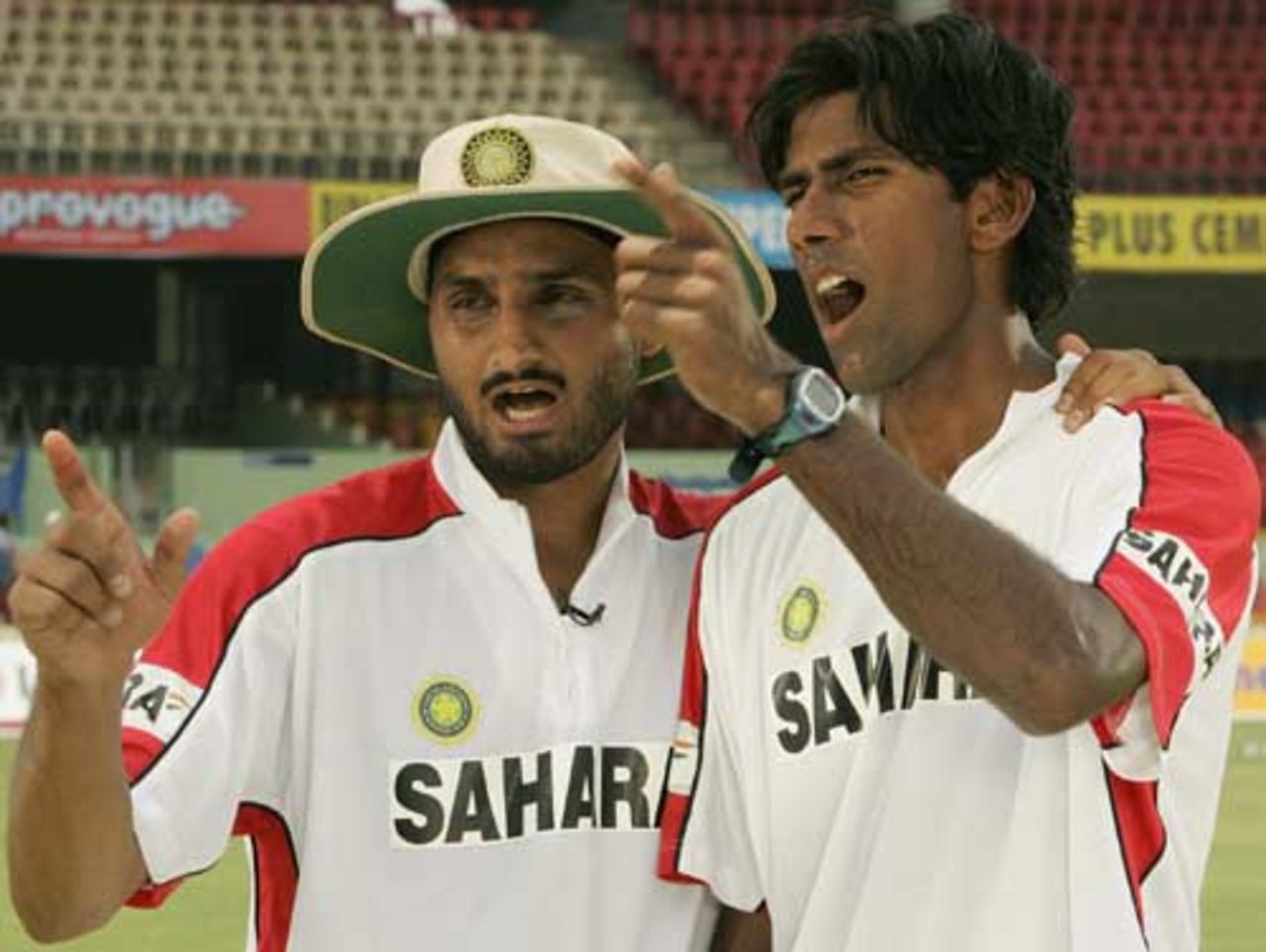 Harbhajan Singh and Lakshmipathy Balaji train their guns on Pakistan's batsmen, Bangalore, March 23, 2005