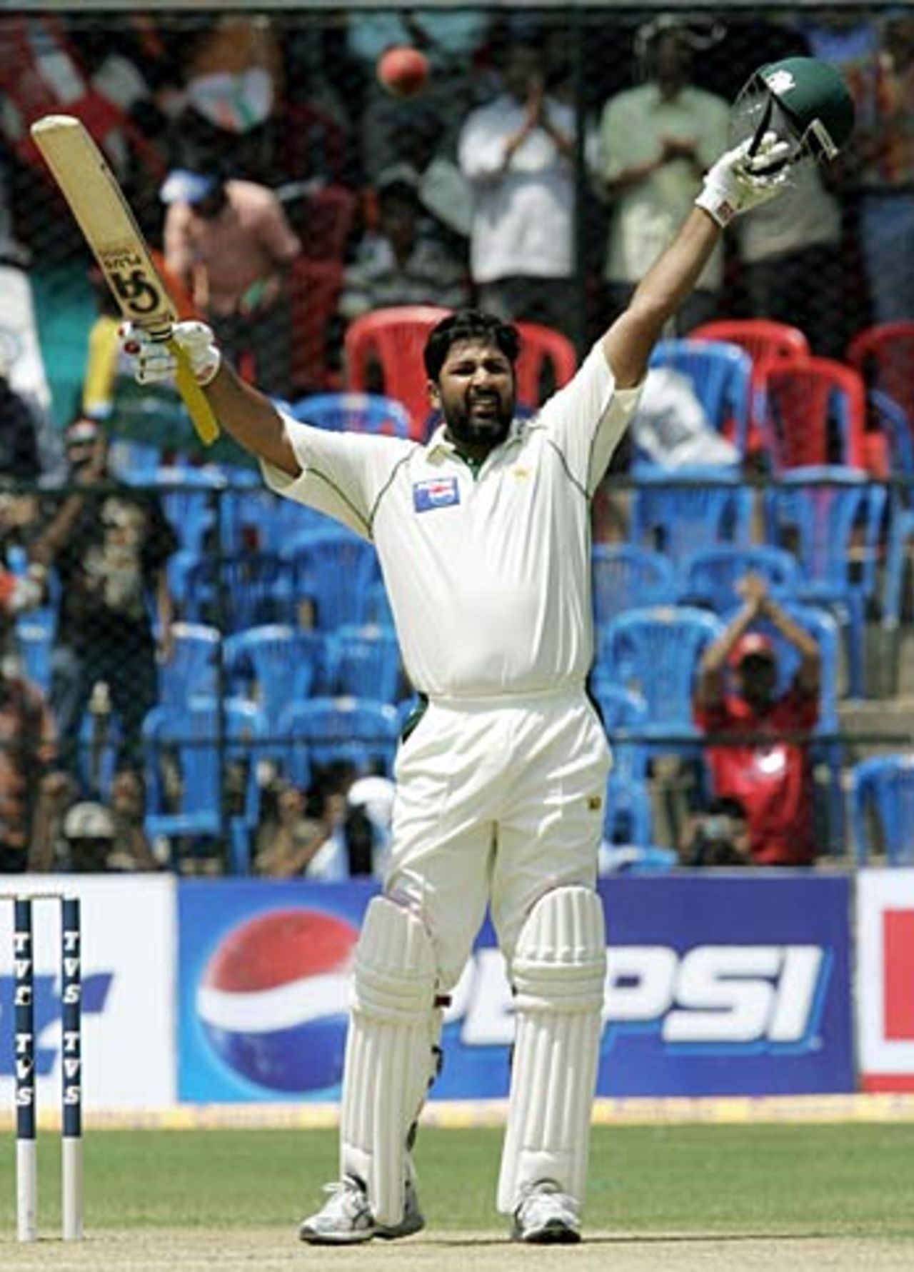 Inzamam-ul-Haq reaches his hundred in his 100th Test, India v Pakistan, 3rd Test, Bangalore, March 24, 2005