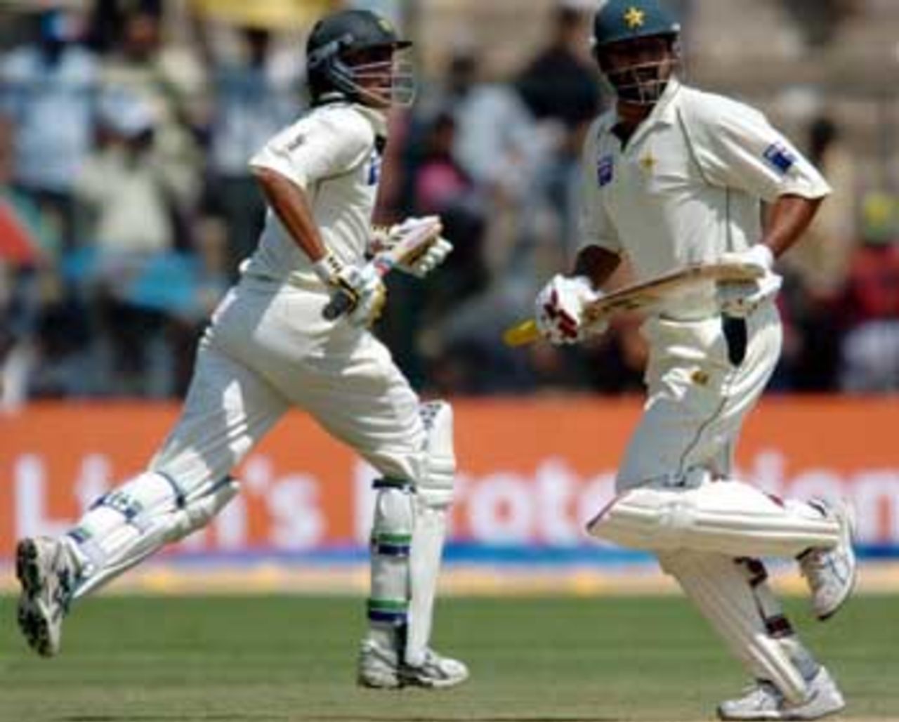 Inzamam-ul-Haq and Younis Khan ran India ragged with an unbeaten 316-run partnership, India v Pakistan, 3rd Test, Bangalore, 1st day, March 24, 2005
