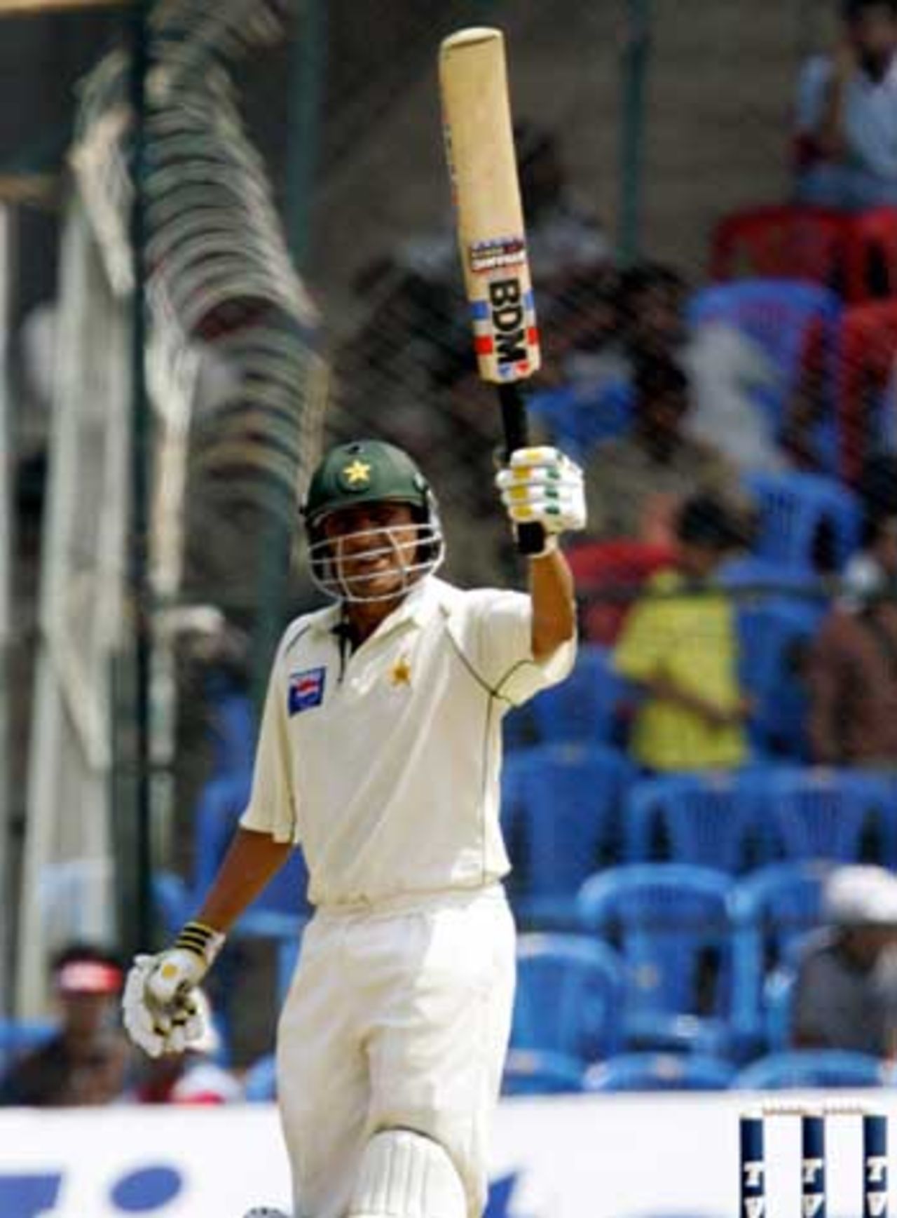 Younis Khan acknowledges the crowd's cheers, India v Pakistan, 3rd Test, Bangalore, 1st day, March 24, 2005