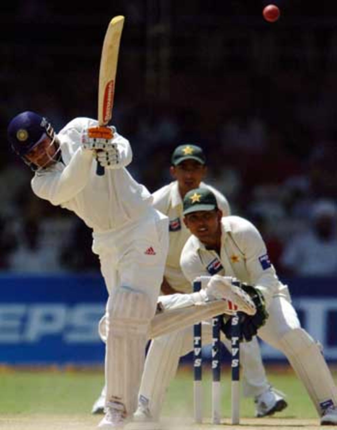 Virender Sehwag was undeterred by wickets falling, India v Pakistan, 3rd Test, Bangalore, 3rd day, March 24, 2005