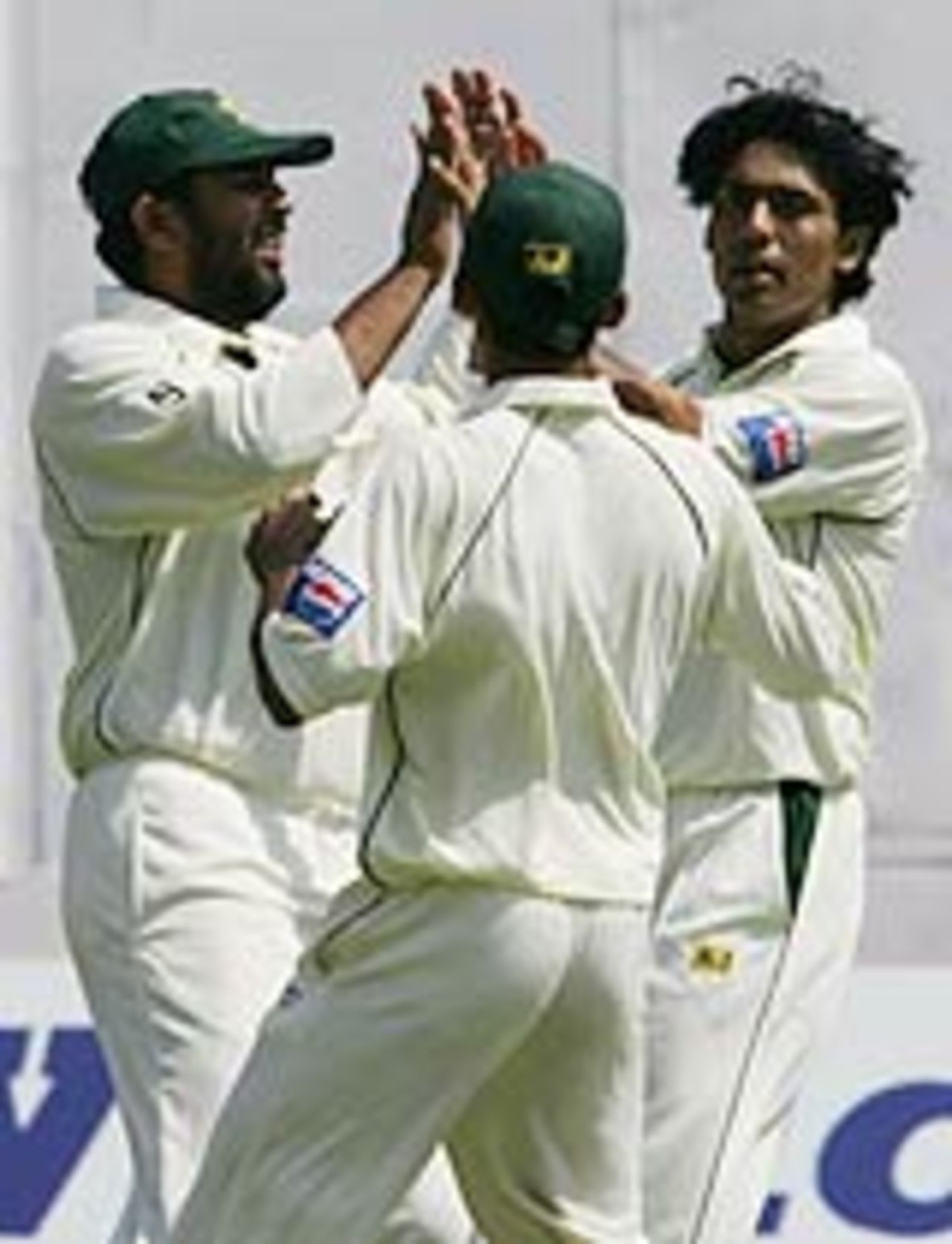 Mohammad Sami celebrates the dismissal of Irfan Pathan, India v Pakistan, 3rd Test, Bangalore, 4th day, March 27, 2005