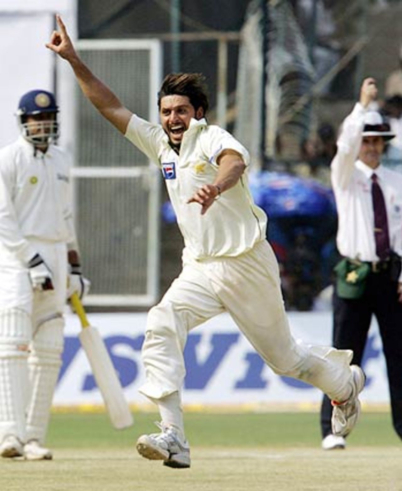 Shahid Afridi ended all hopes of an Indian resistance with the wicket of Sachin Tendulkar, India v Pakistan, 3rd Test, Bangalore, 5th day, March 28, 2005