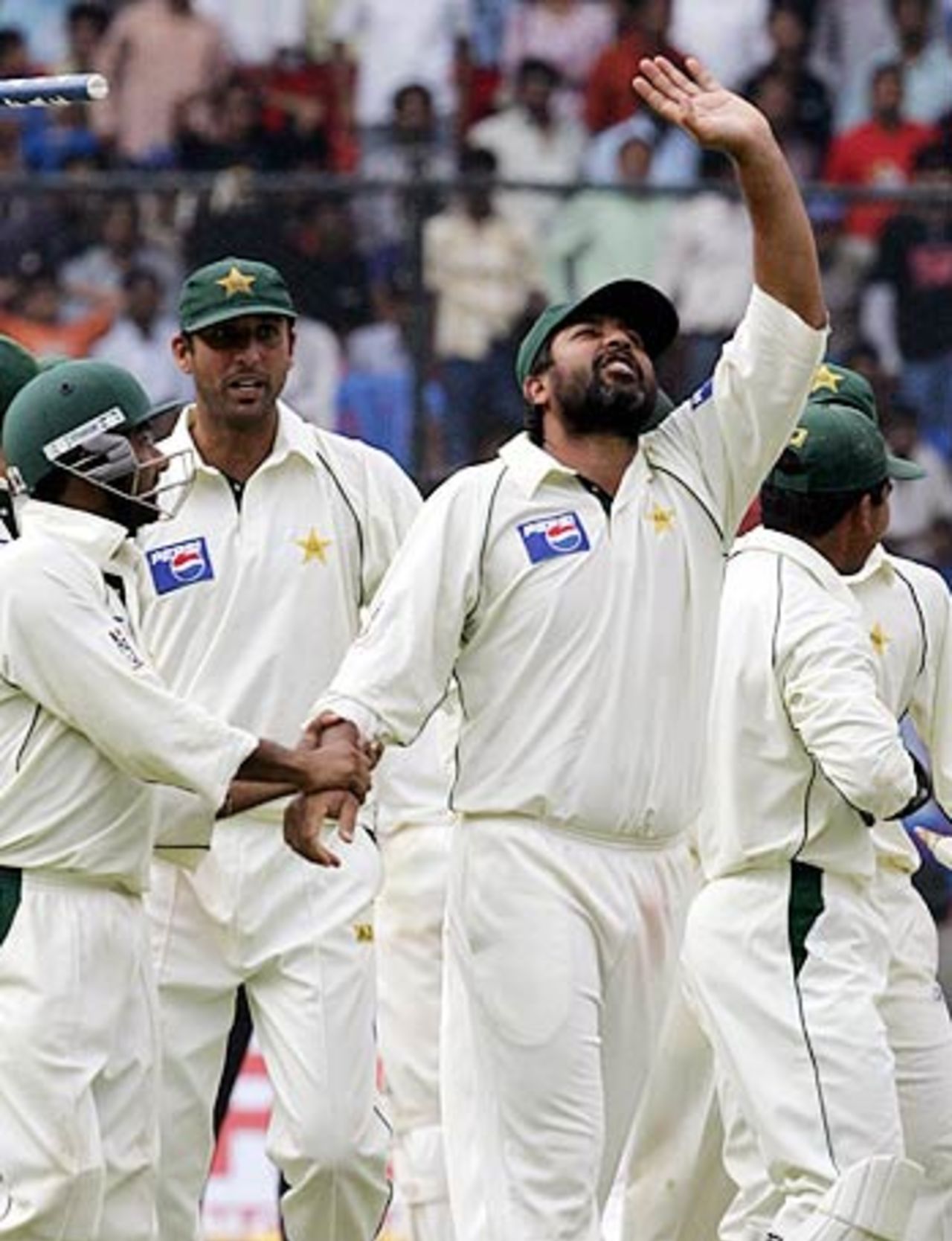 Pakistan team jubiliant after levelling the series 1-1, India v Pakistan, 3rd Test, Bangalore, 5th day, March 28, 2005